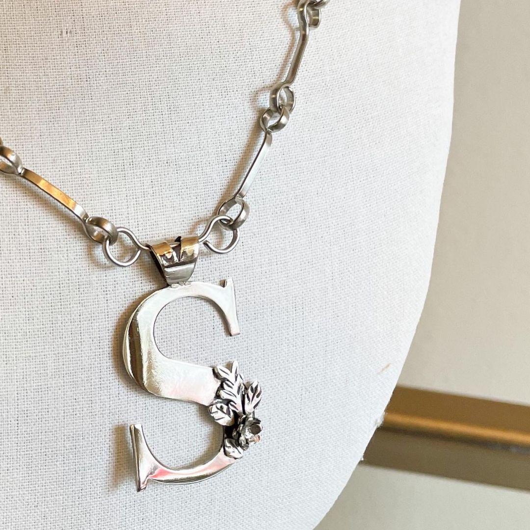 Dolores Ortega Botanical Initial Necklace in 925 Sterling Silver For Sale 2