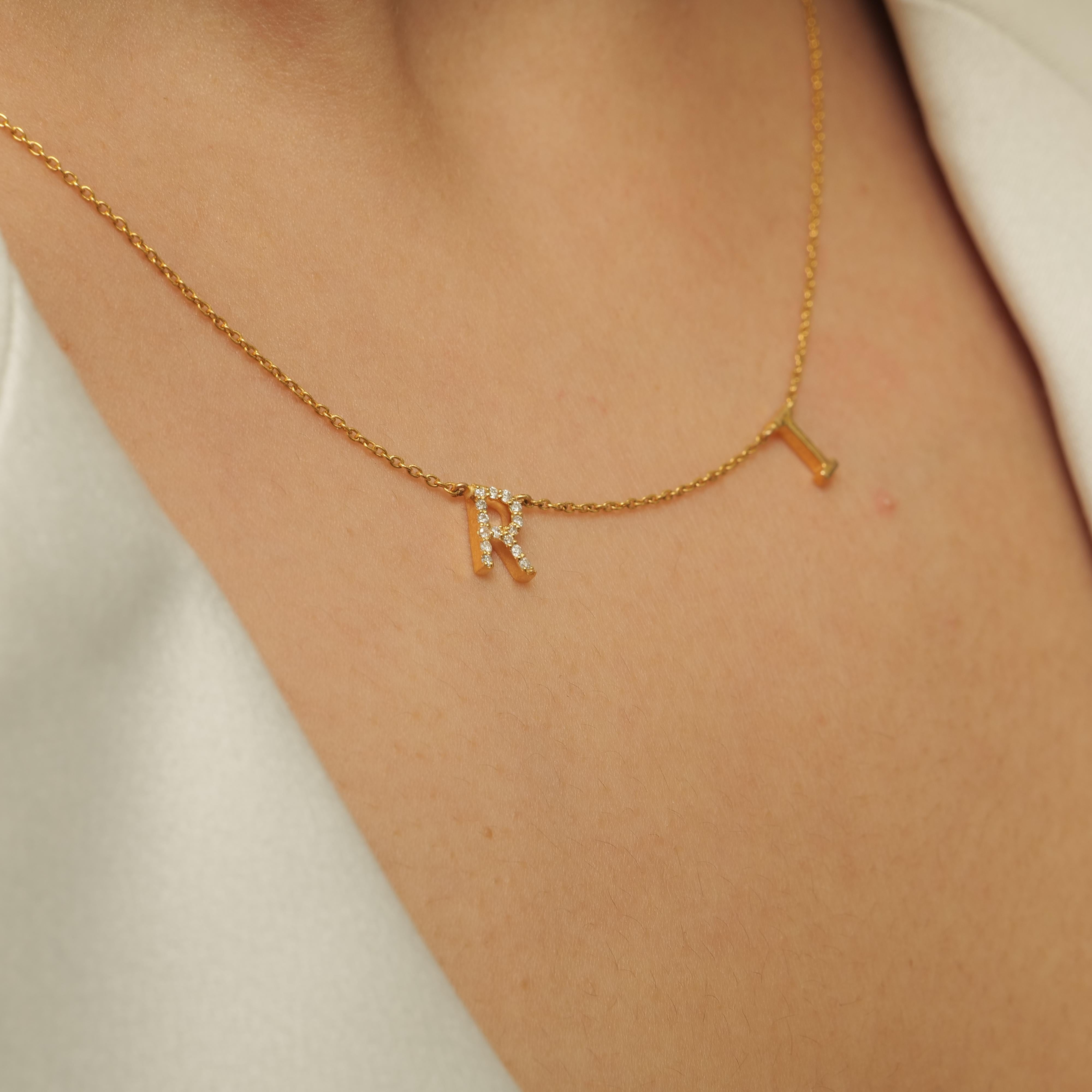 Personalisierte Initiale Charme Diamant-Halskette in 14k Solid Gold (zertifiziert) (Art déco) im Angebot