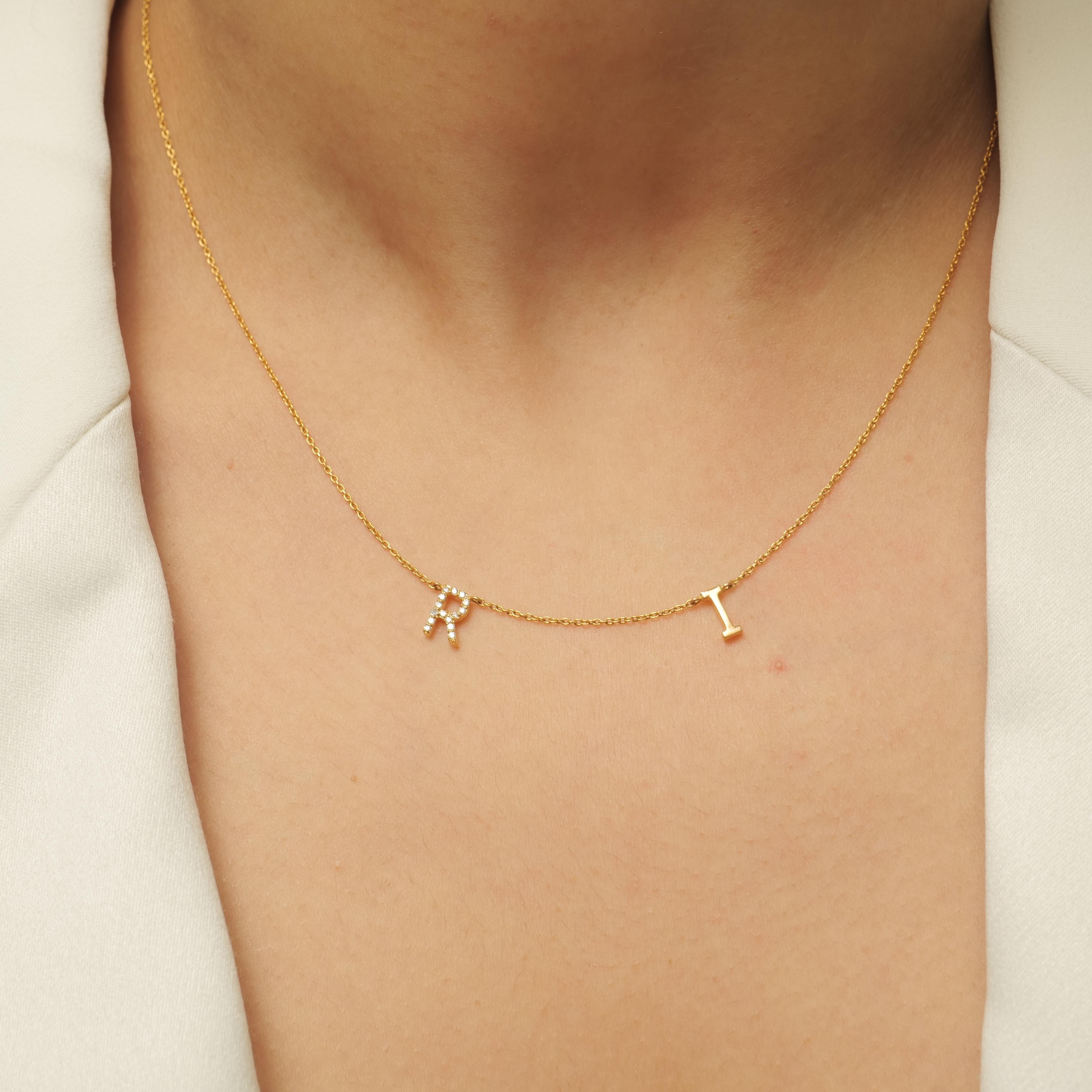 Personalisierte Initiale Charme Diamant-Halskette in 14k Solid Gold (zertifiziert) (Rundschliff) im Angebot