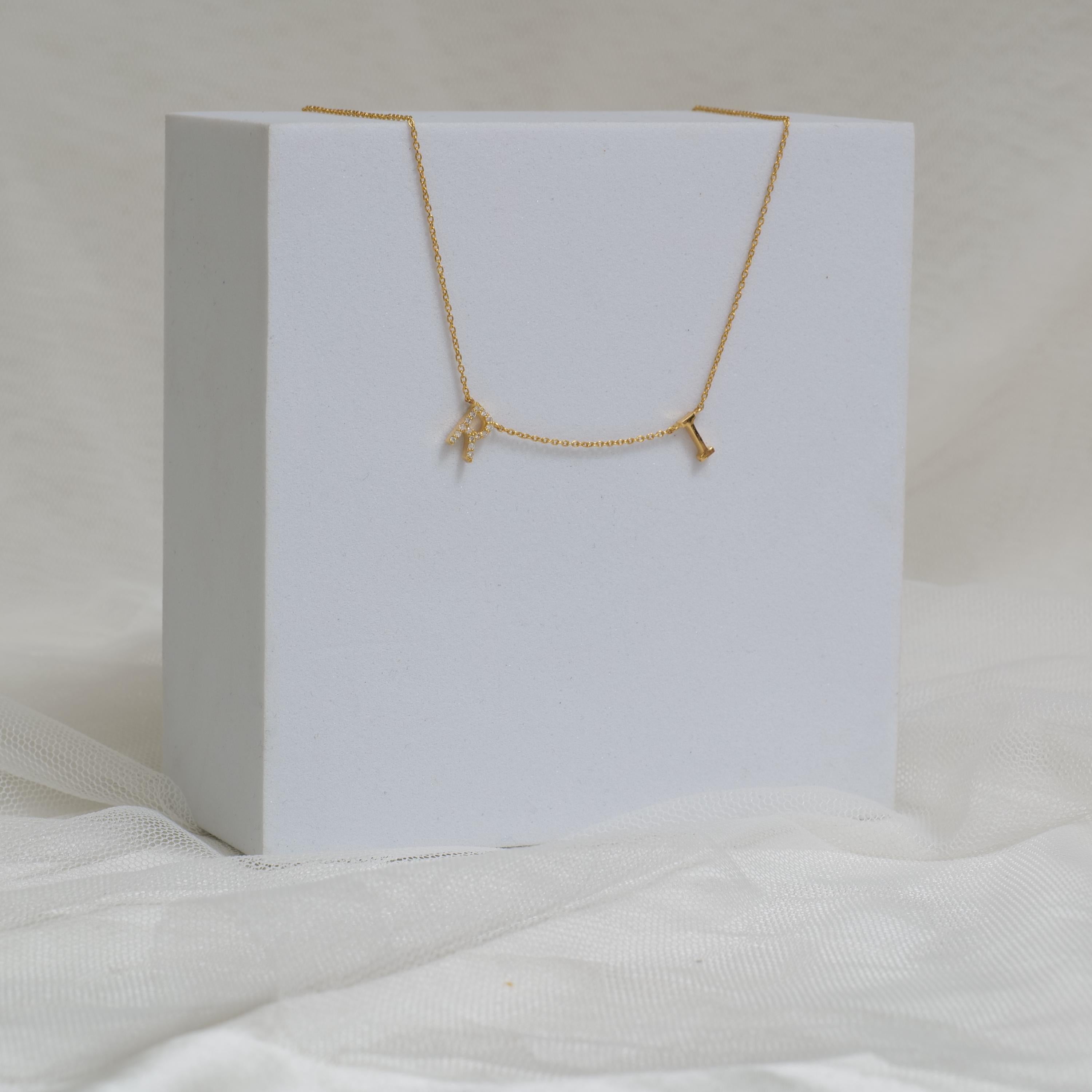 Personalisierte Initiale Charme Diamant-Halskette in 14k Solid Gold (zertifiziert) im Zustand „Neu“ im Angebot in New Delhi, DL