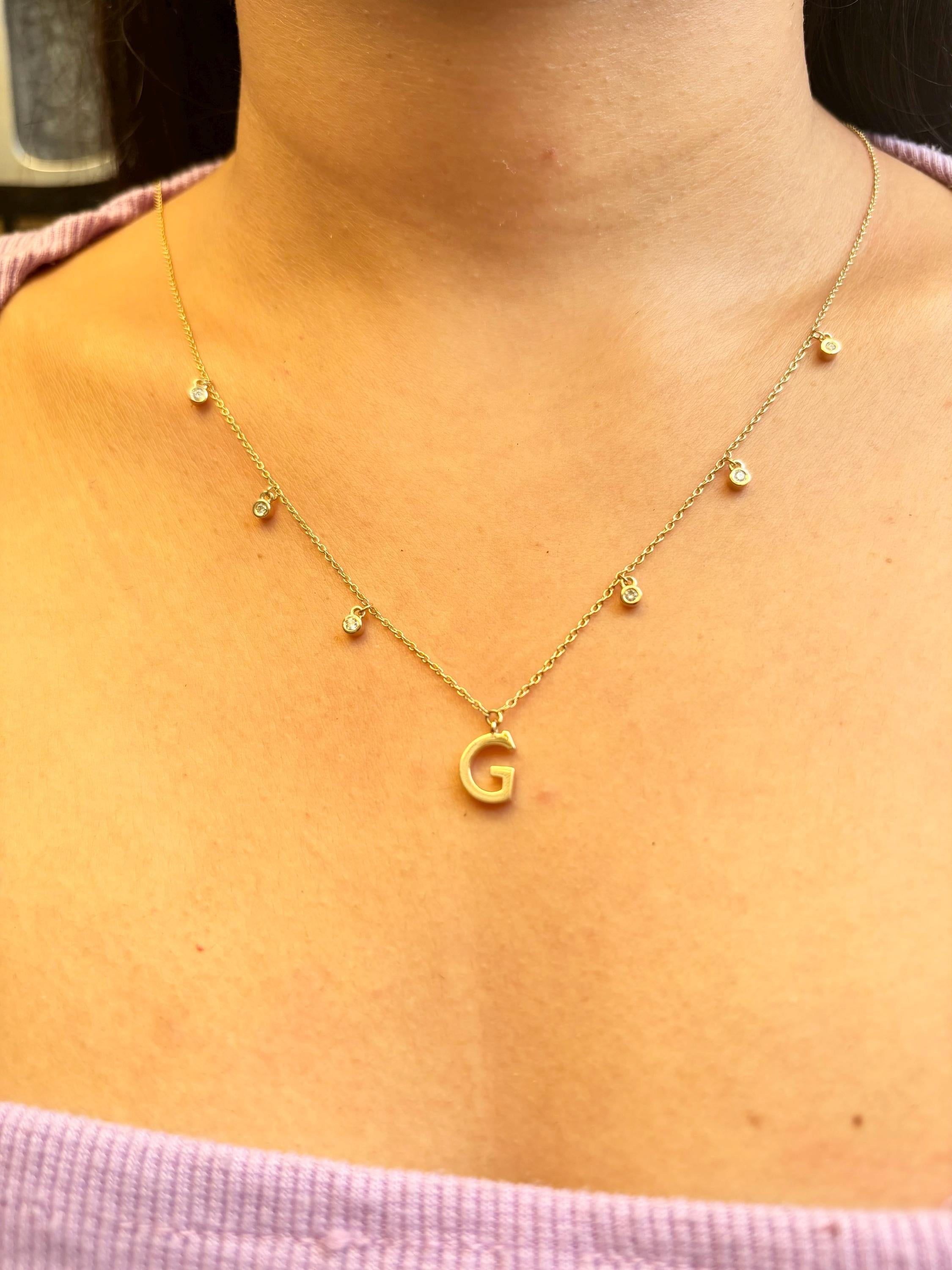 Personalisierte Initiale Diamanttropfen Halskette in 14k massivem Gold (zertifiziert) (Art déco) im Angebot