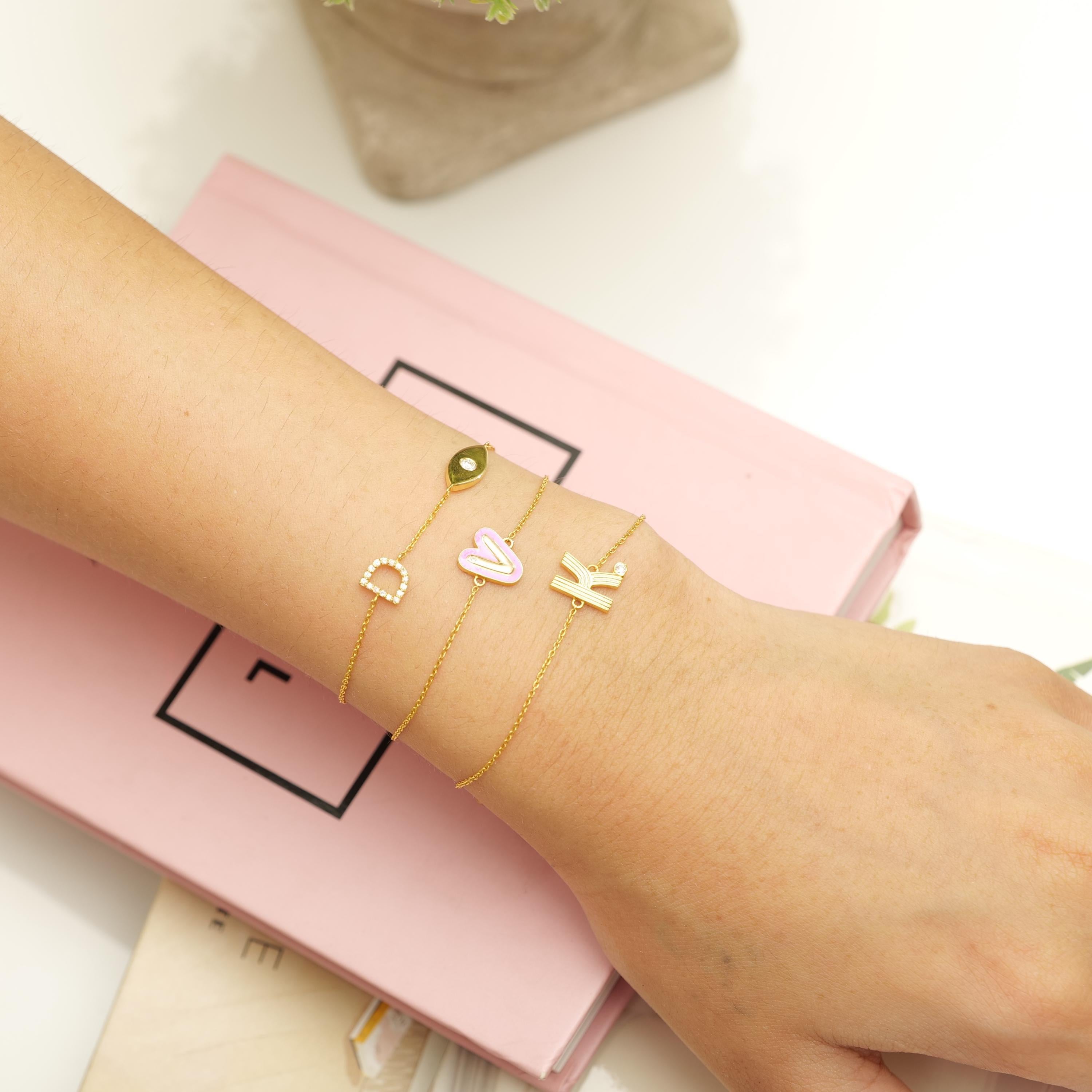 Pulsera personalizada con inicial esmaltada en oro macizo de 14k (certificado) en Nuevo estado para la venta en New Delhi, DL