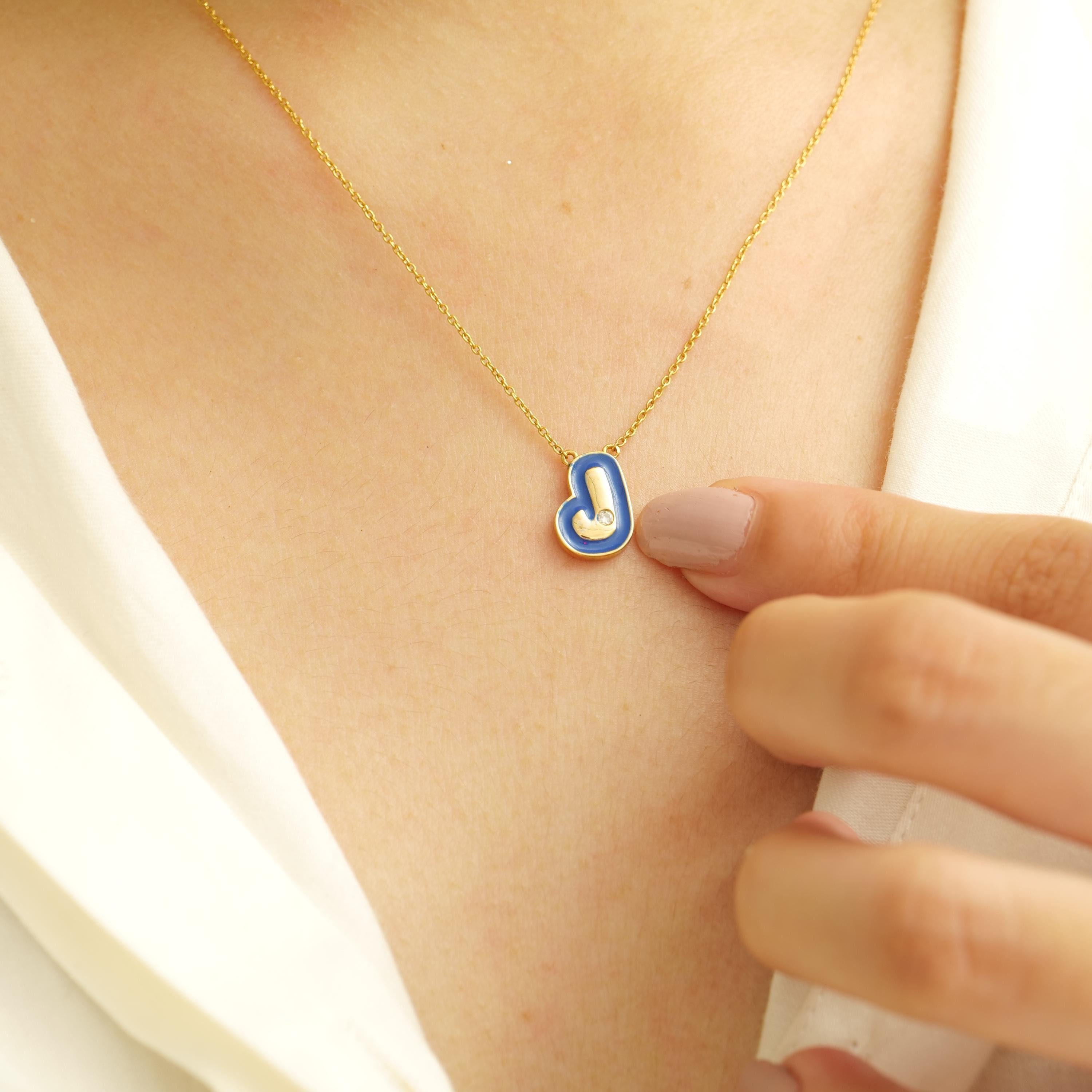 Collar colgante personalizado con inicial esmaltada en oro macizo de 14k (certificado) Art Decó en venta