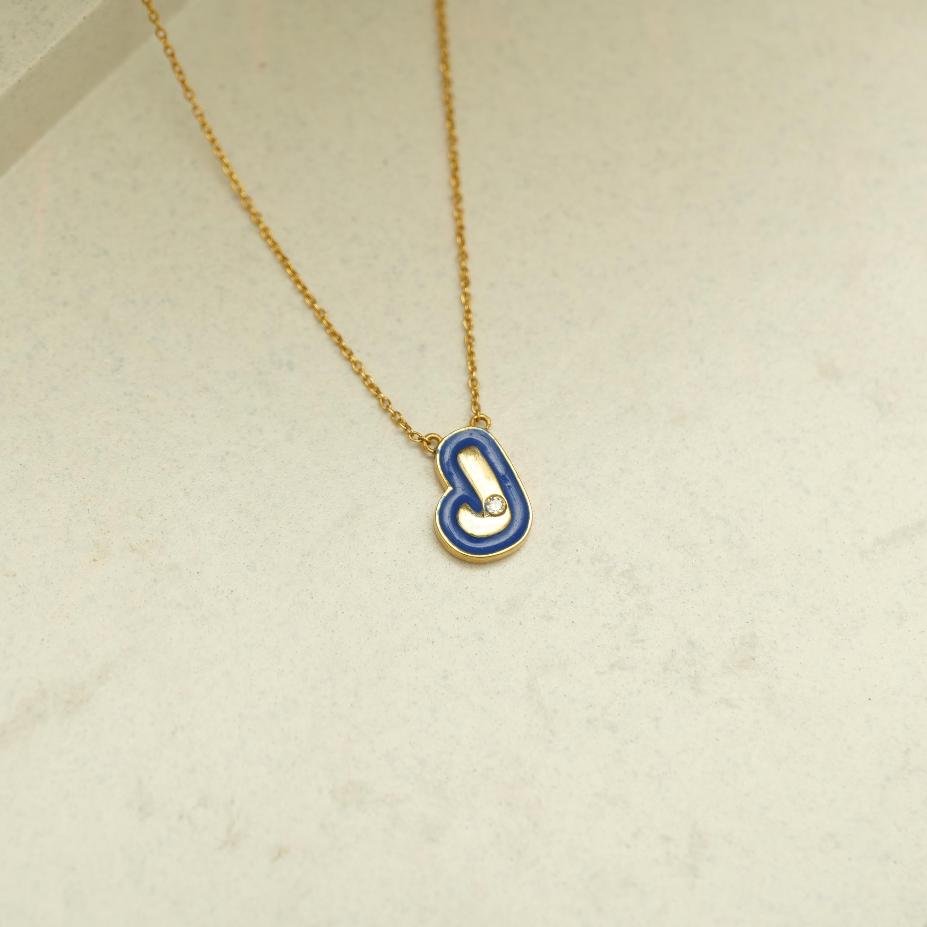 Collar colgante personalizado con inicial esmaltada en oro macizo de 14k (certificado) en Nuevo estado para la venta en New Delhi, DL