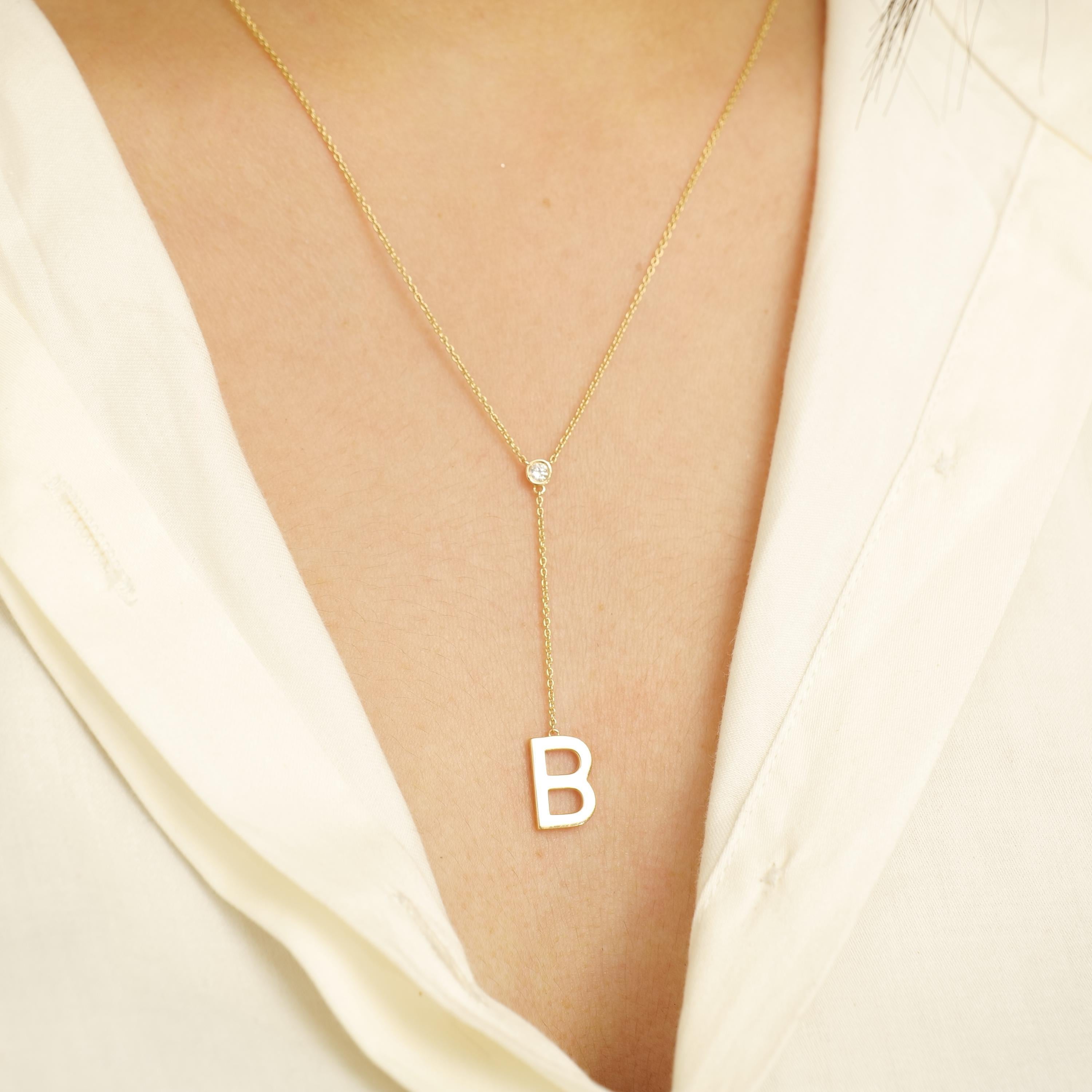 Personalisierte Initial Lariat Lünette Diamant-Halskette in 14K Solid Gold (zertifiziert) (Art déco) im Angebot