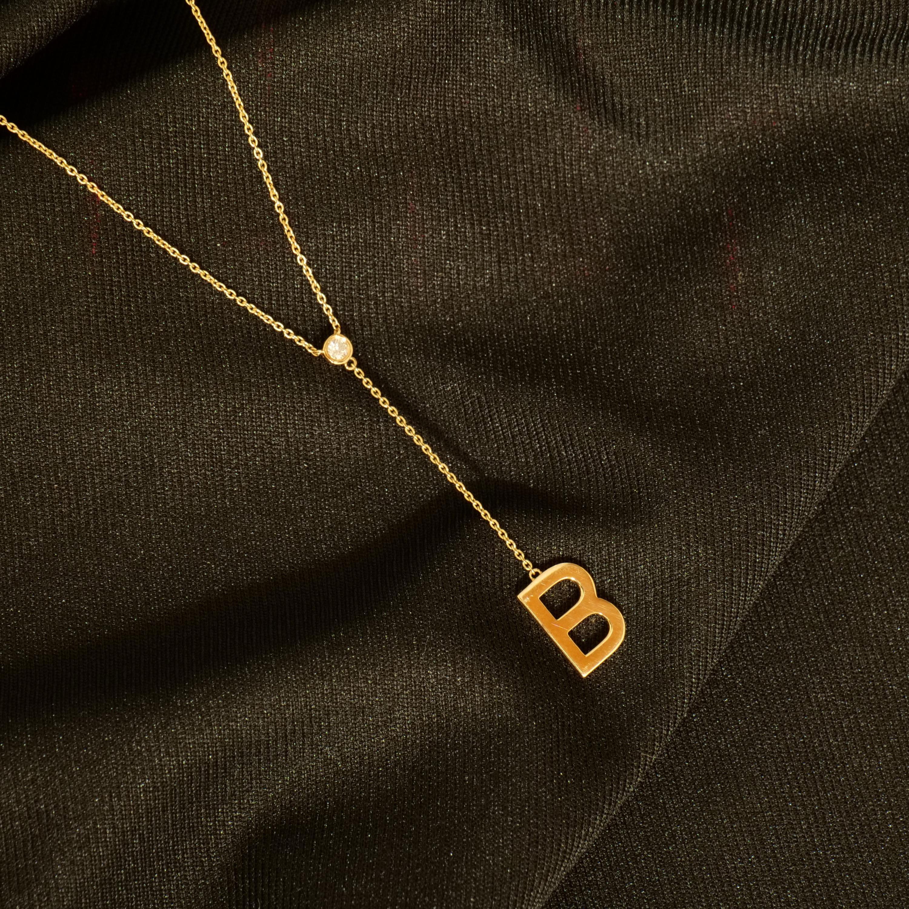 Personalisierte Initial Lariat Lünette Diamant-Halskette in 14K Solid Gold (zertifiziert) im Zustand „Neu“ im Angebot in New Delhi, DL