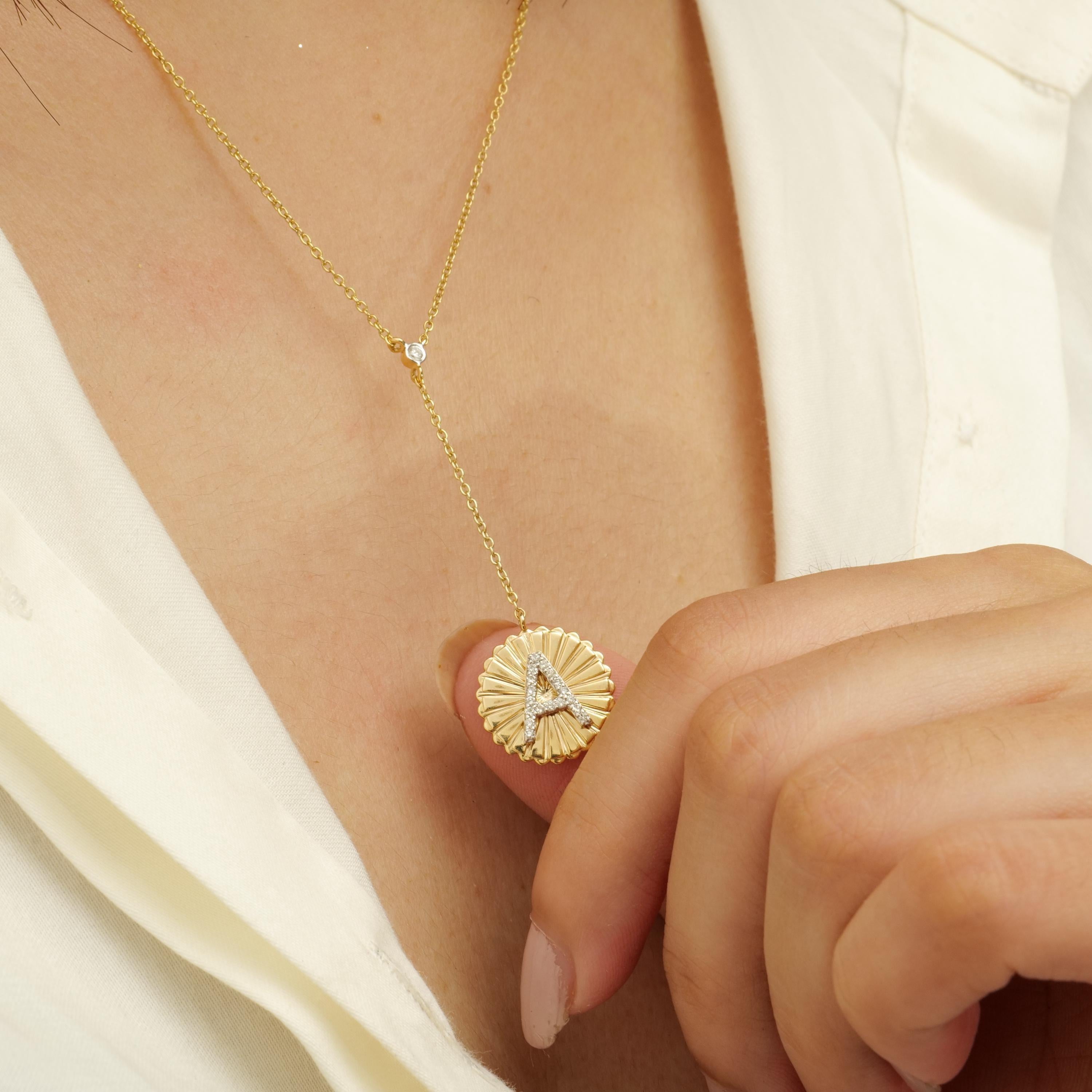 Personalisierte Initiale Medaillon Diamant Lariat in 14K massivem Gold (zertifiziert) (Art déco) im Angebot