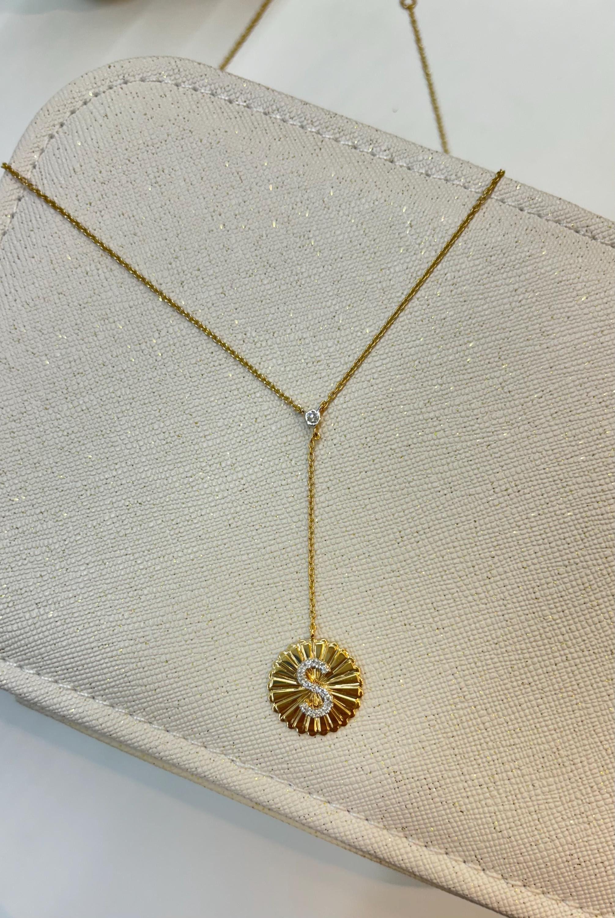 Personalisierte Initiale Medaillon Diamant Lariat in 14K massivem Gold (zertifiziert) (Rundschliff) im Angebot