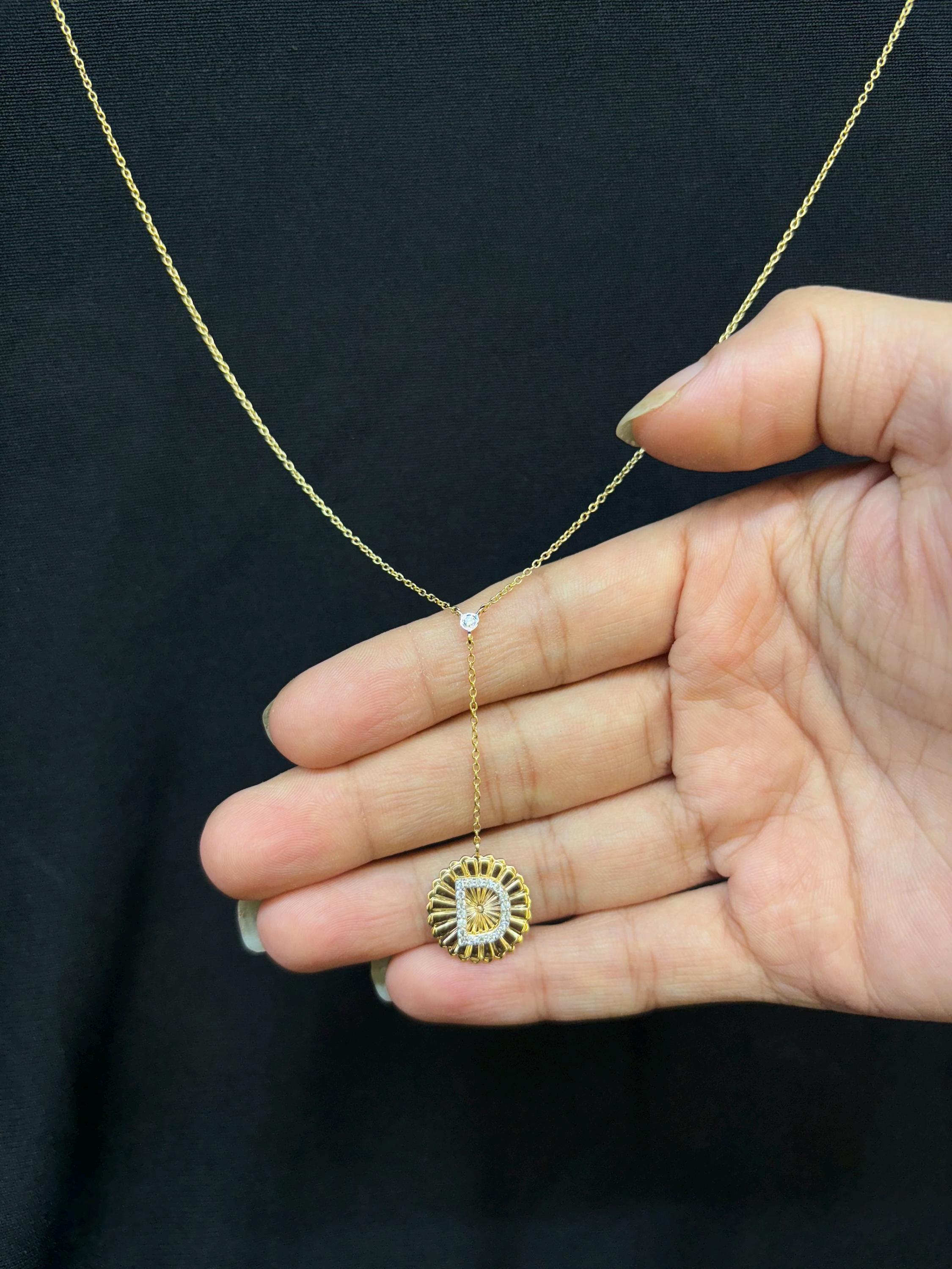 Personalisierte Initiale Medaillon Diamant Lariat in 14K massivem Gold (zertifiziert) Damen im Angebot