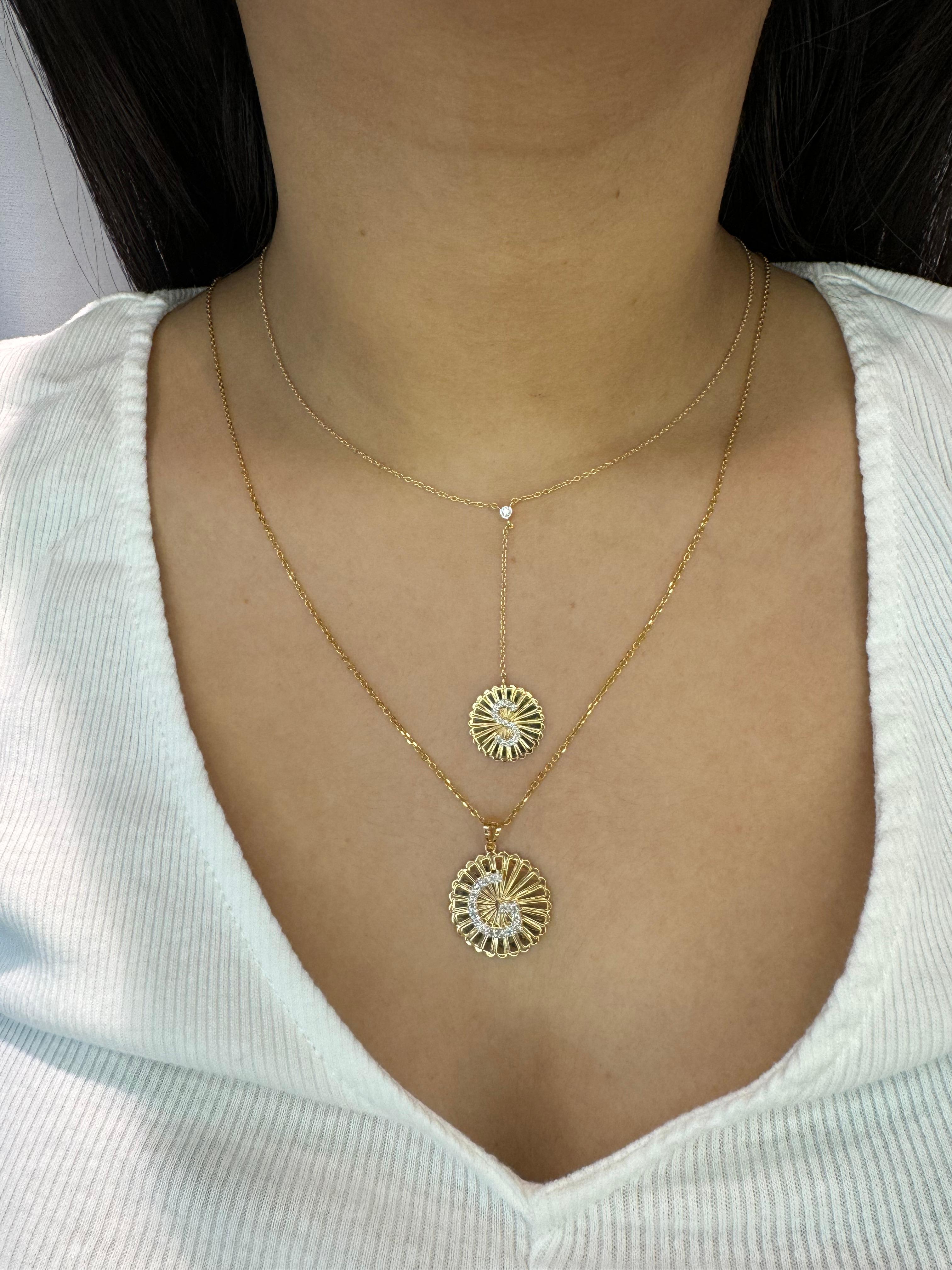 Art Déco Collana personalizzata con medaglione iniziale in oro massiccio 14K (certificato) in vendita