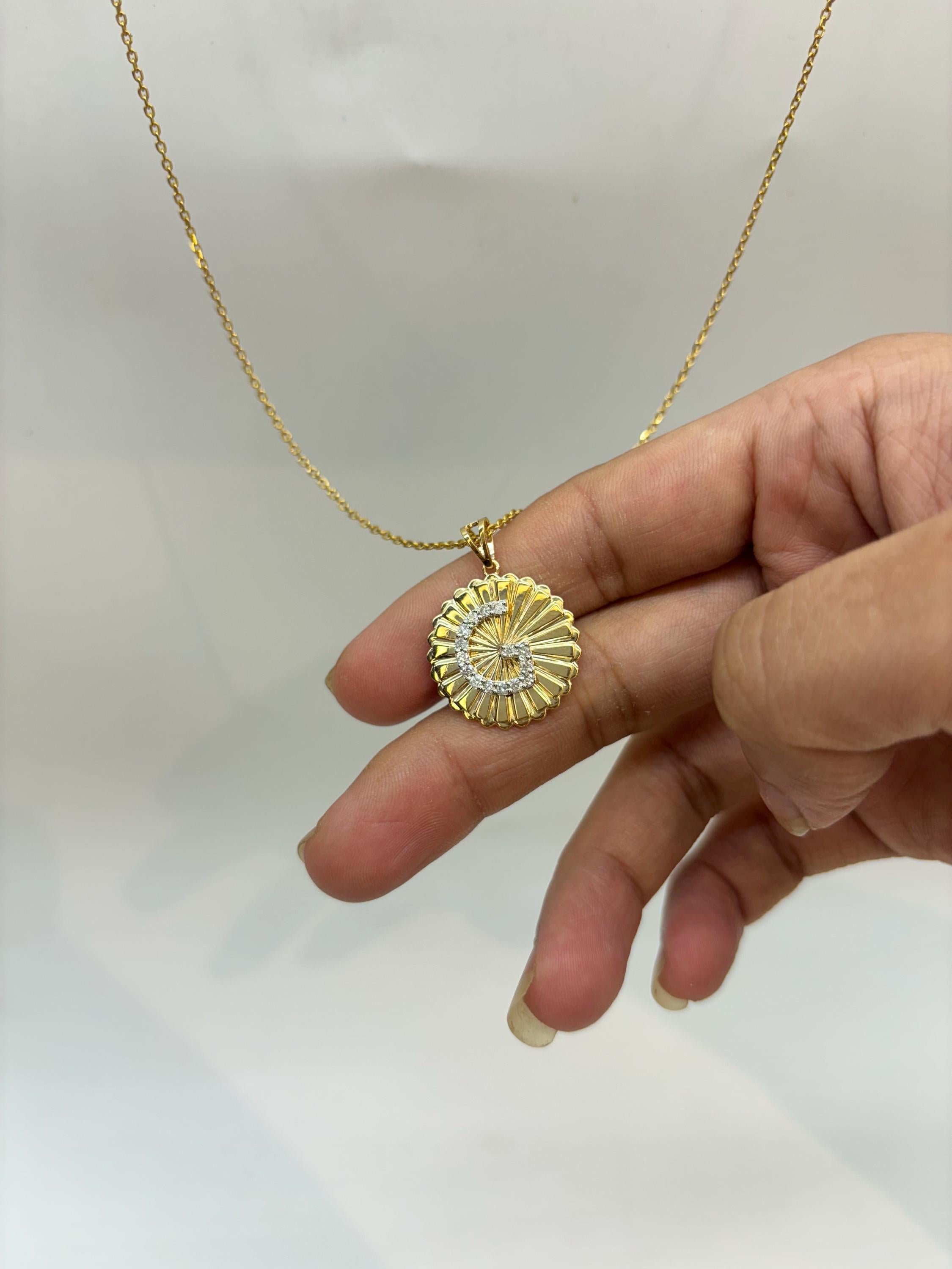 Taglio rotondo Collana personalizzata con medaglione iniziale in oro massiccio 14K (certificato) in vendita