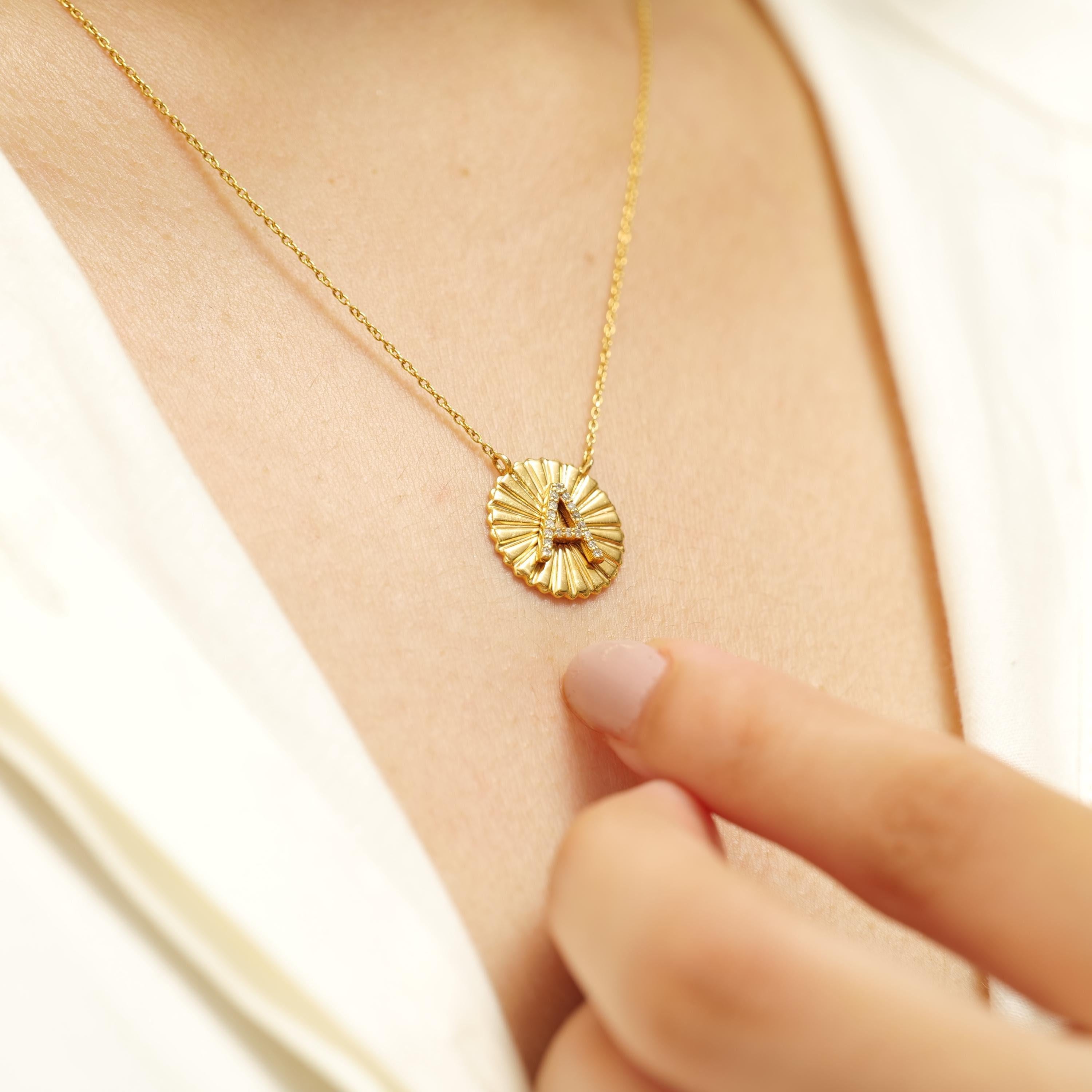 Art Déco Collana personalizzata con medaglione iniziale in oro massiccio 14k (certificato) in vendita