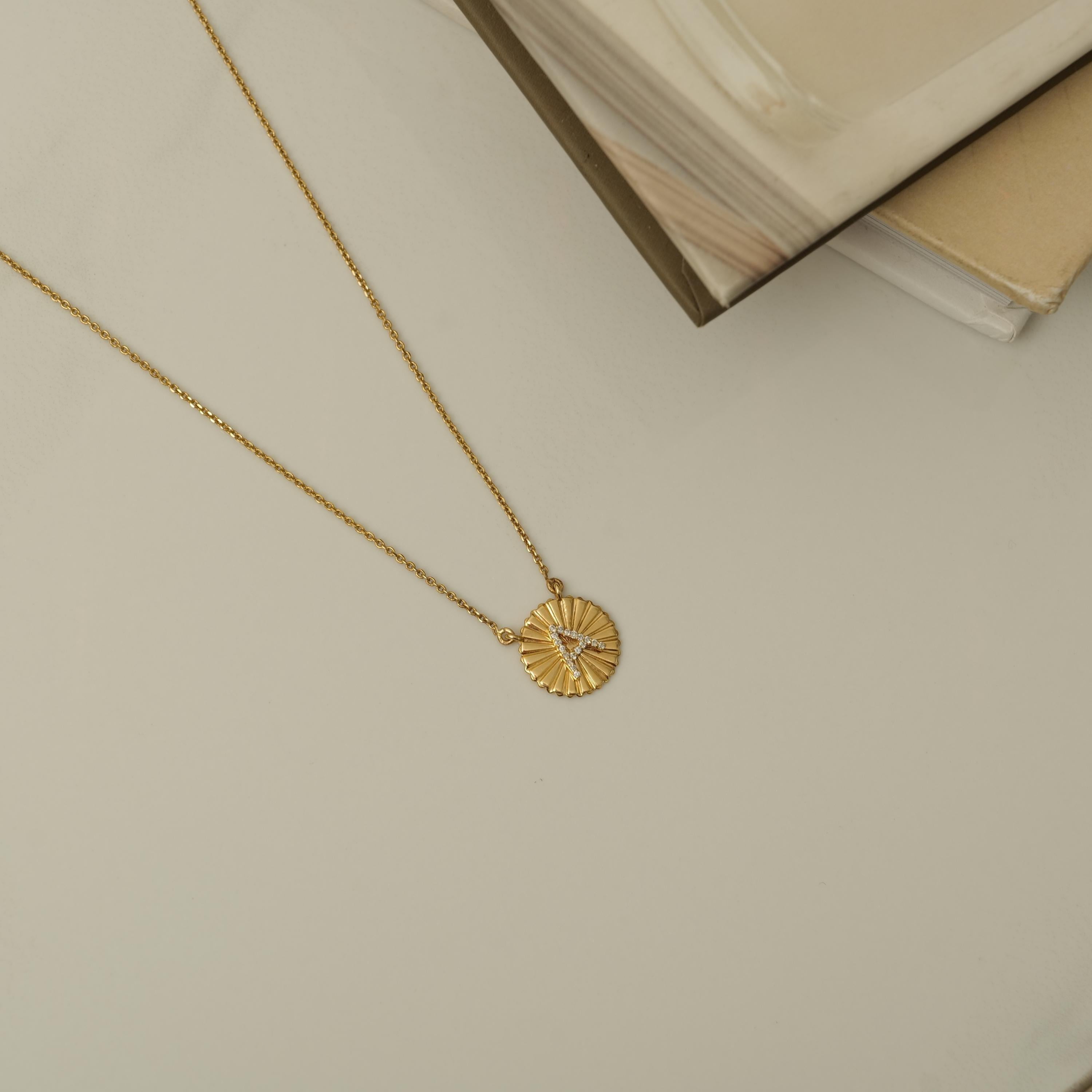 Taglio rotondo Collana personalizzata con medaglione iniziale in oro massiccio 14k (certificato) in vendita