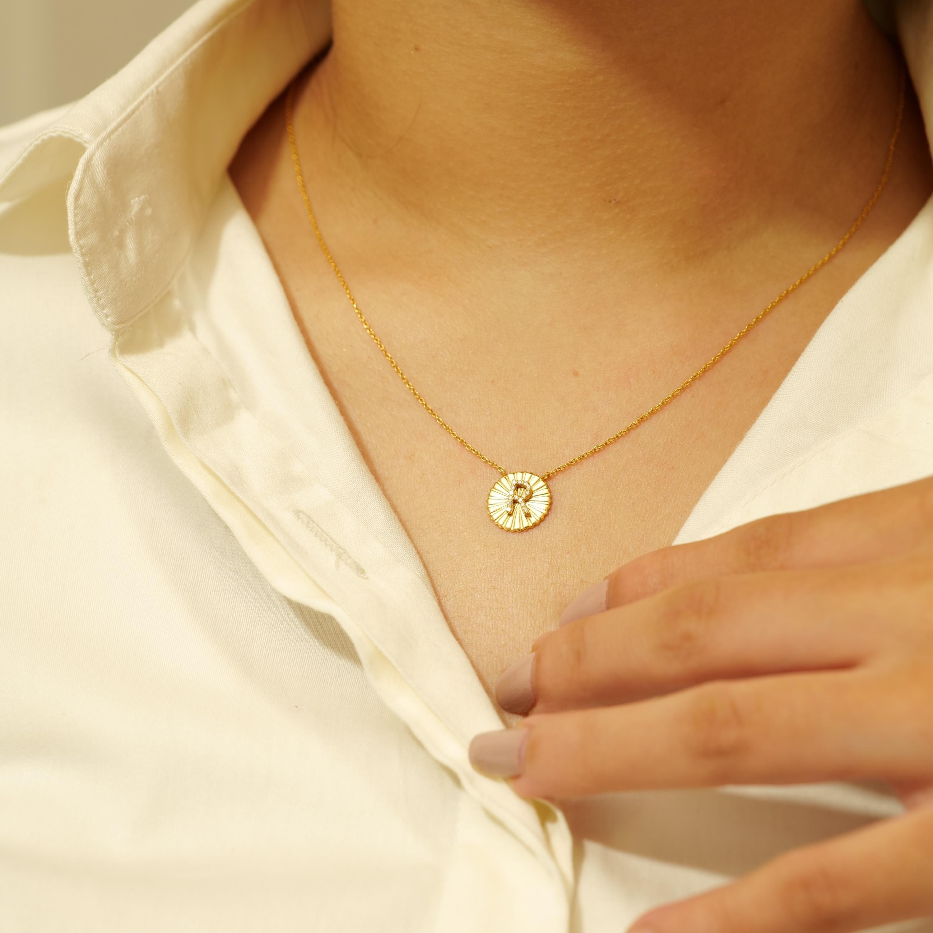 Collana personalizzata con medaglione iniziale in oro massiccio 14k (certificato) In condizioni Nuovo in vendita a New Delhi, DL