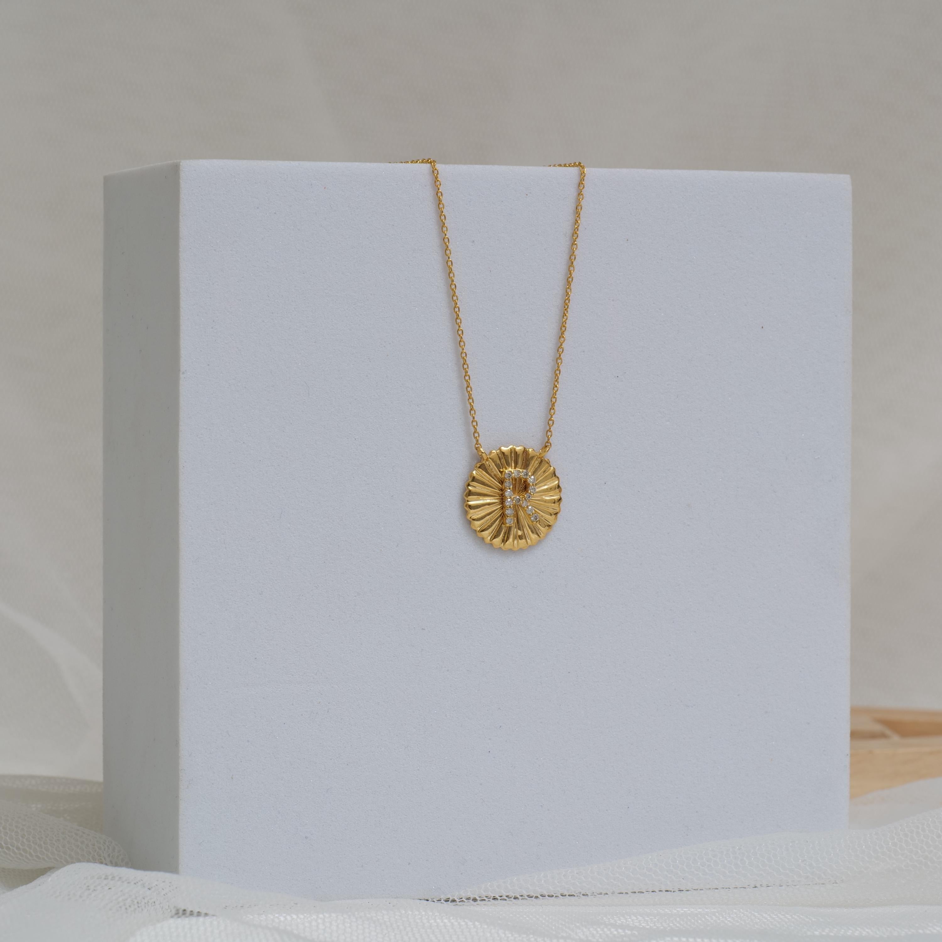Donna Collana personalizzata con medaglione iniziale in oro massiccio 14k (certificato) in vendita