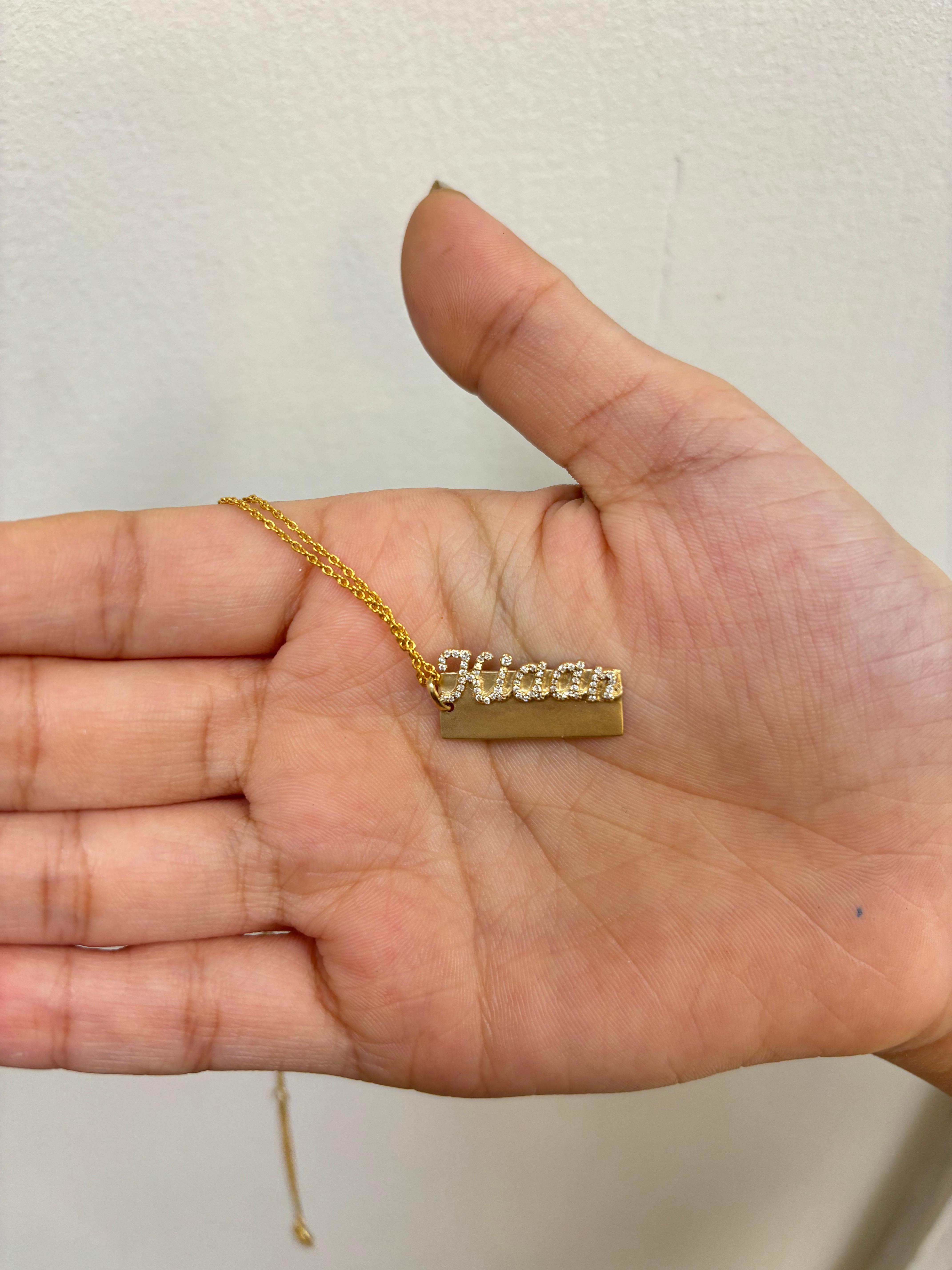 Todas nuestras piezas de joyería están certificadas por un laboratorio externo como IGI, HRD, IDGL, GIN o SGL.

Este elegante collar de oro presenta un elegante colgante rectangular que sirve de lienzo elegante para un nombre personalizado o una