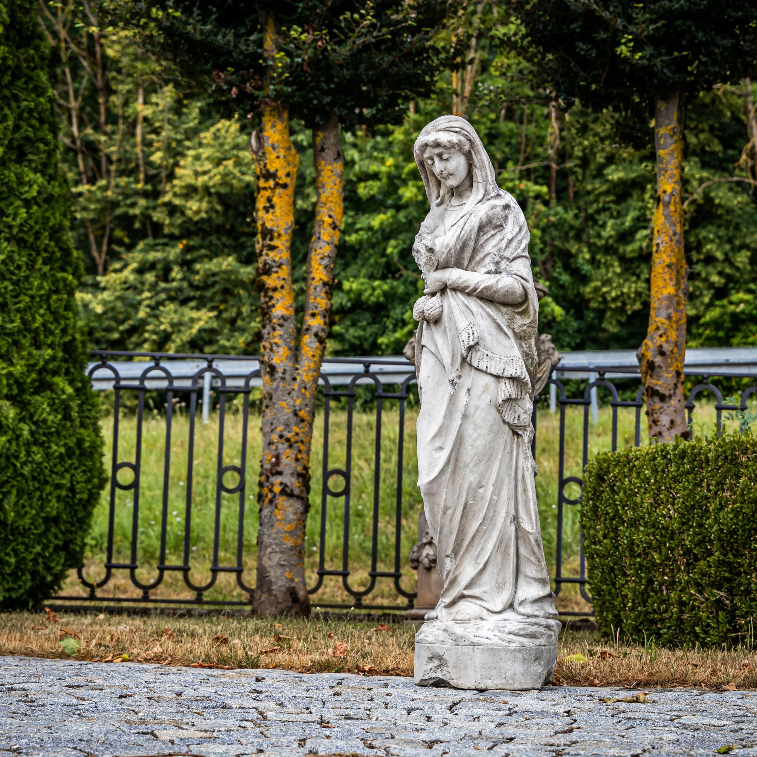 Scultura in marmo che rappresenta la personificazione dell'inverno come una giovane donna ammantata che tiene in mano delle pigne in pietra, simbolo della dormienza e della natura spartana della stagione fredda. La scultura presenta scheggiature e