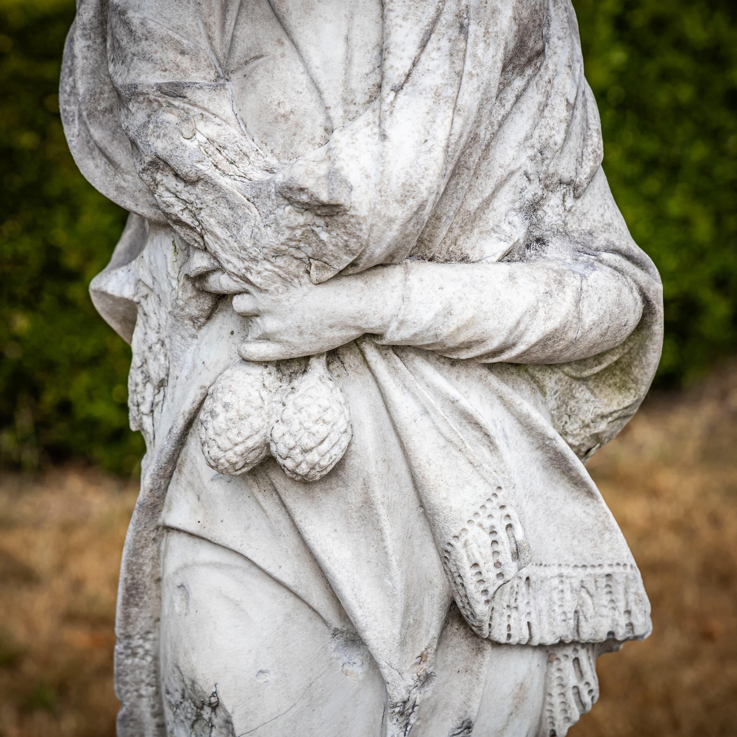 Marmo Personificazione delle Four Seasons - Inverno, probabilmente Francia, XIX secolo in vendita