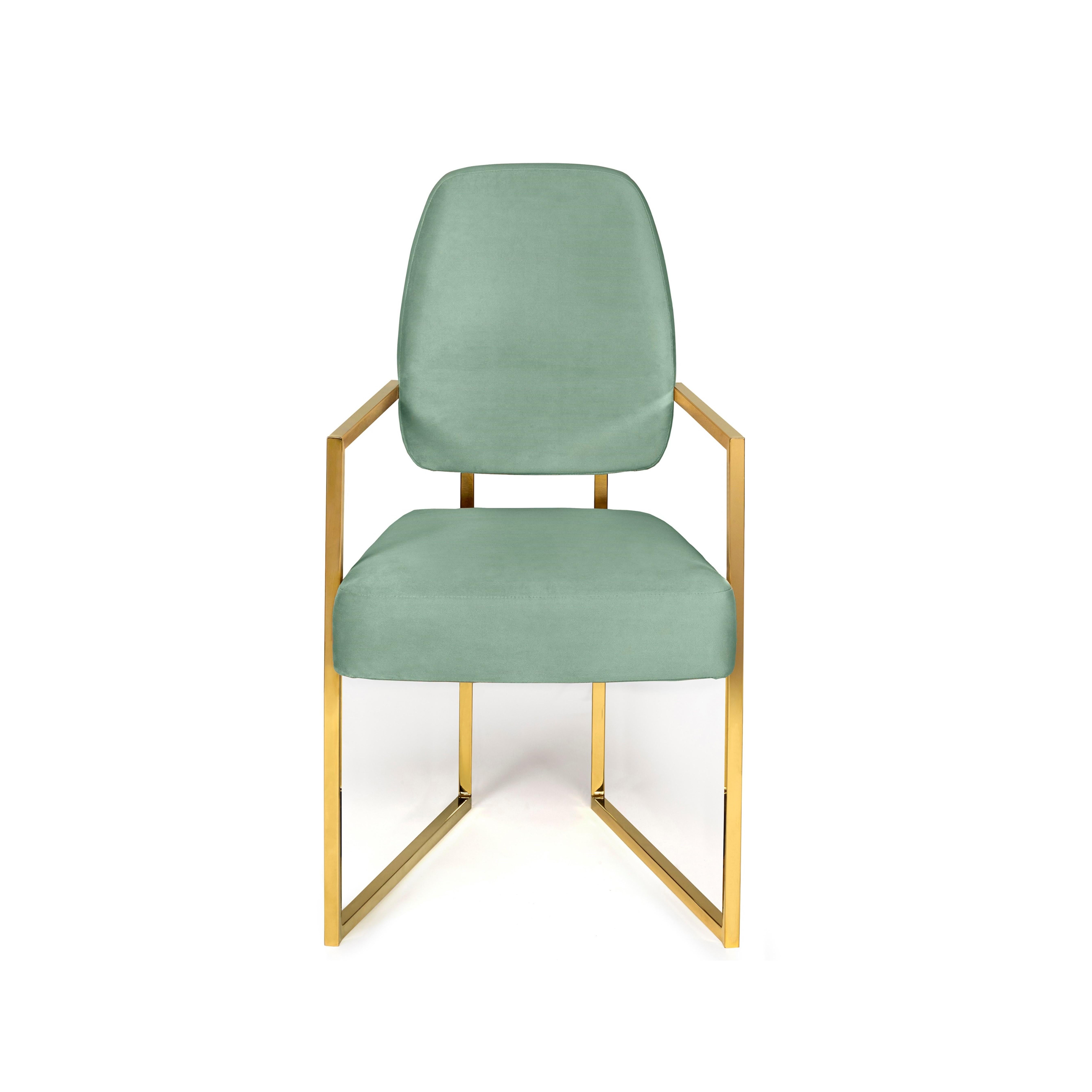 Our perception of space is influenced by perspective. The Perspective dining chair is an exercise that gathers both two and three dimensions in one single object.
As if we were looking to its own drawing, the lines of the minimalist dining chair