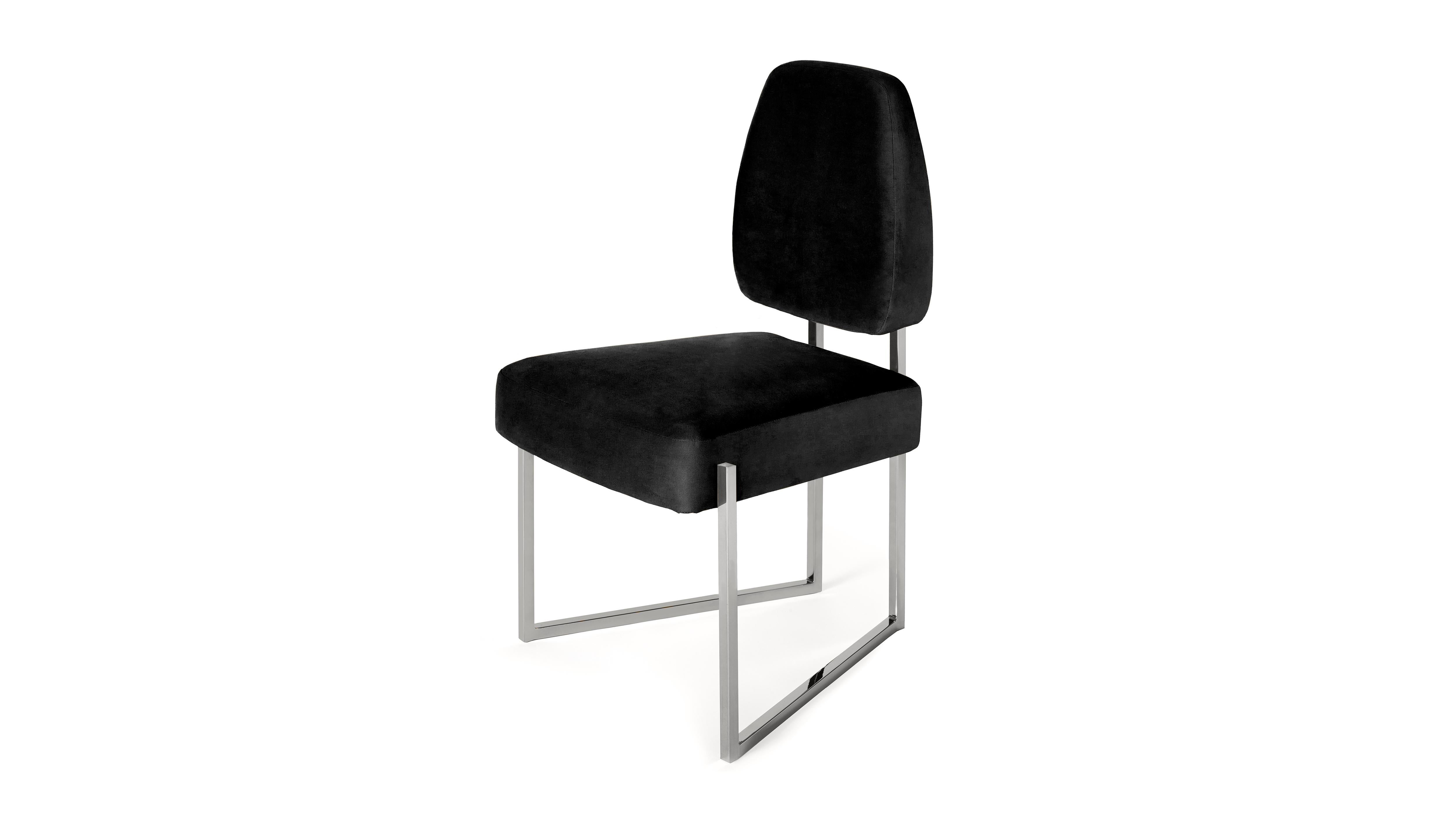 Our perception of space is influenced by perspective. The Perspective II dining chair is an exercise that gathers both two and three dimensions in one single object.
As if we were looking to its own drawing, the lines of the minimalist dining chair