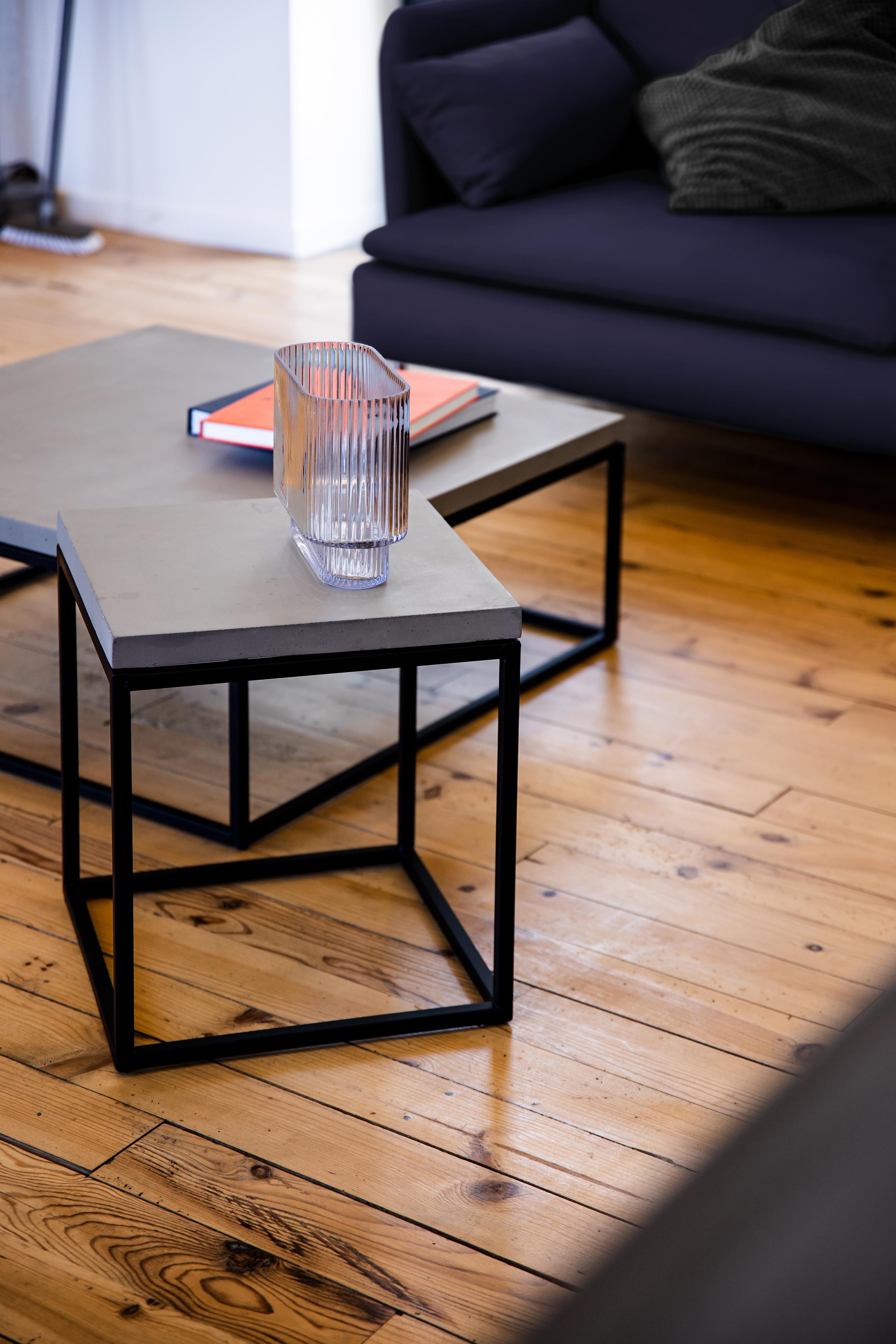 A side table with a minimalist design to use as a complement to your coffee table.
Some will use it as a bedside table. Which is also a good idea.
As its name suggests, the black edition has a metal base covered with a black epoxy velvet paint.