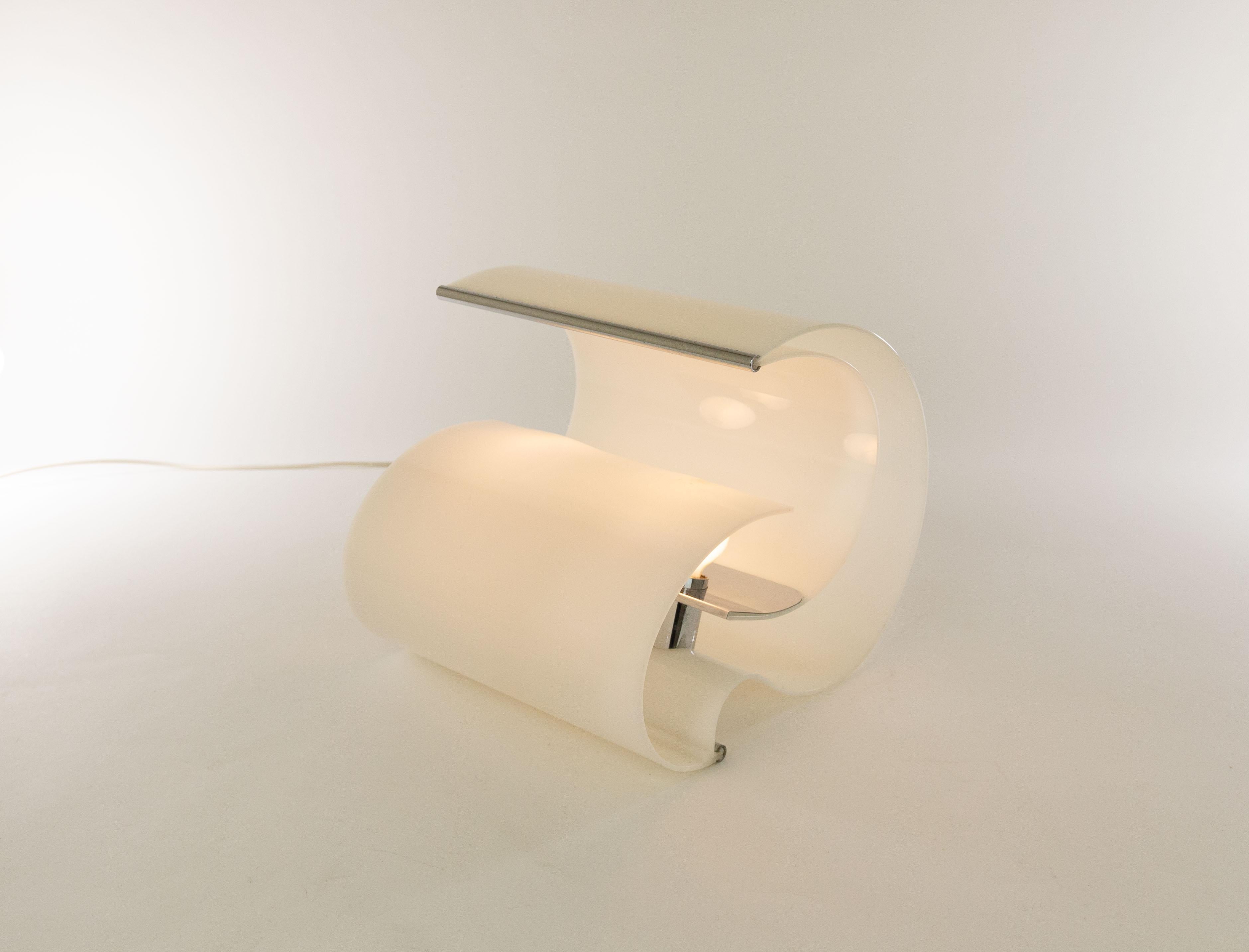 Lampe de table modèle 8105 conçue par Franco Mazzucchelli Tartaglino en 1969 et produite par Stilnovo.

Franco Mazzucchelli Tartaglino est célèbre pour ses meubles en plastique gonflables. Pour cette lampe, il a également utilisé son matériau