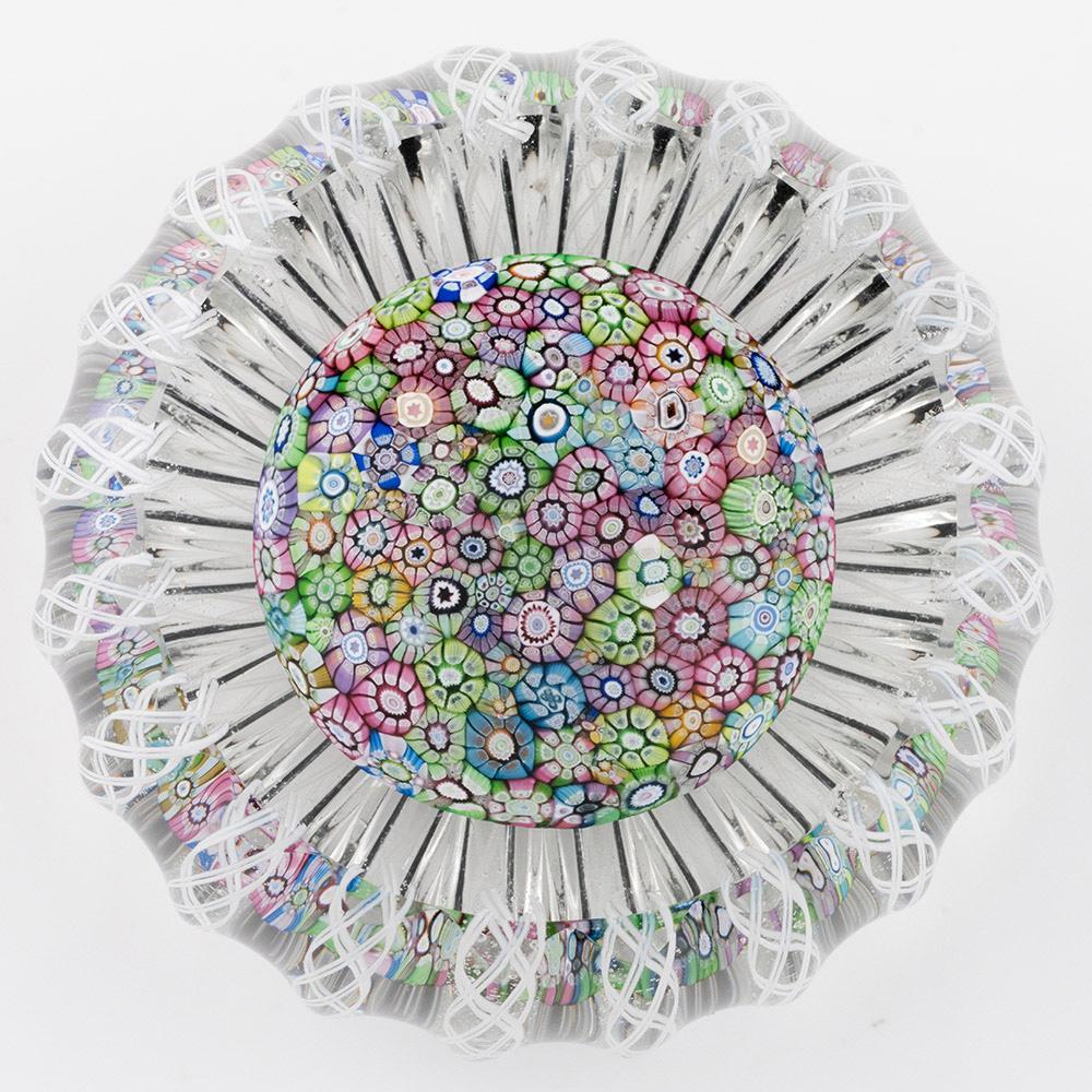 Titolo : Fermacarte Perthshire con confezione chiusa 1991B
Data : 1991B
Origine : Scozia
Caratteristiche :Un chiudipacco Millefiori  racchiuso in un cristallo chiaro con venti aste di latticino intorno all'esterno con un taglio superiore a