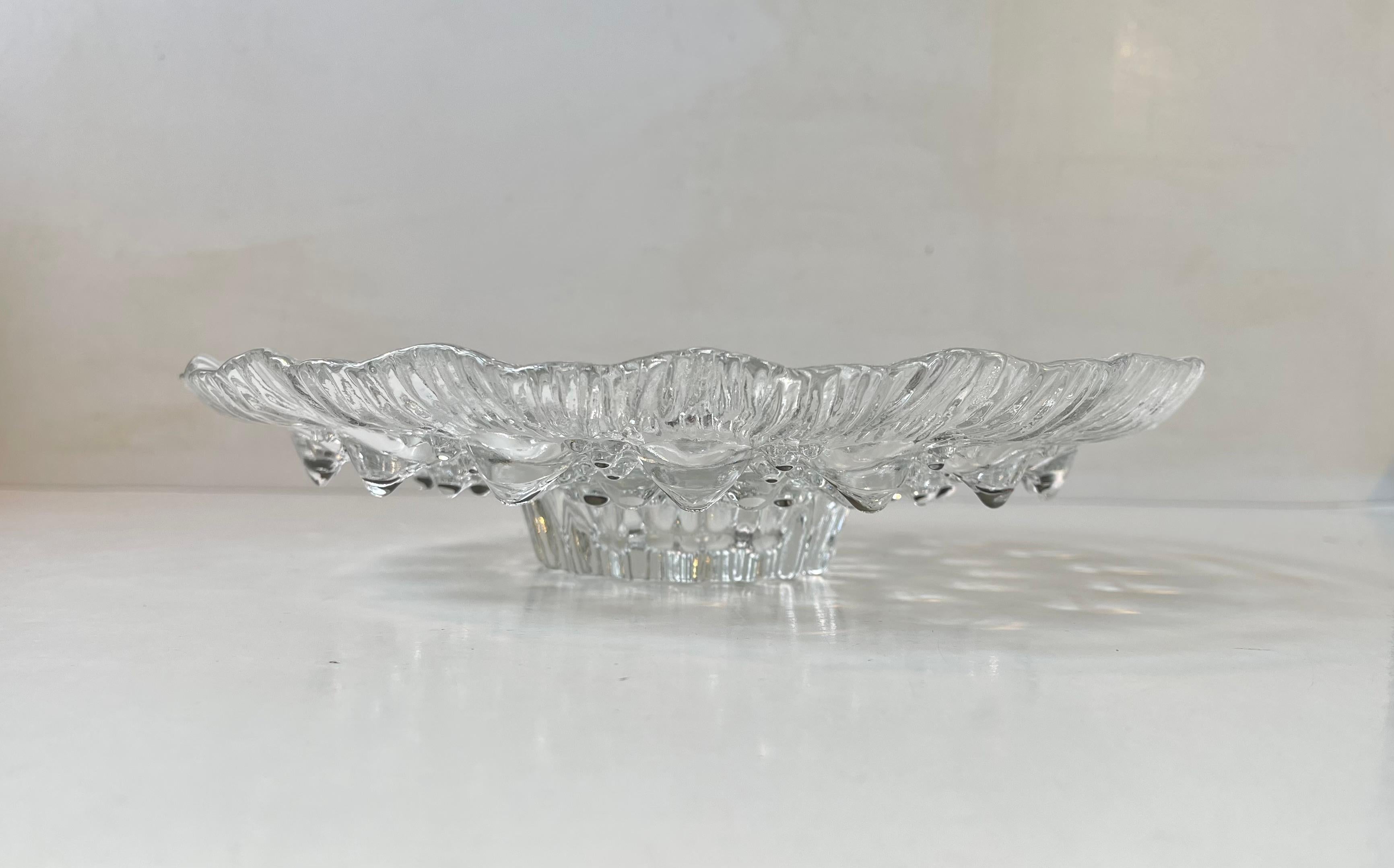 Astonishing footed dish or cake stand I 'dripping' ice glass. Design by Pertti Santalahti for Kumela in Finland circa 1970. Its a heavy piece with thich base. Measurements: D: 25.5 cm, H: 5 cm.

Wellkept, clean and intact condition.

Free World wide