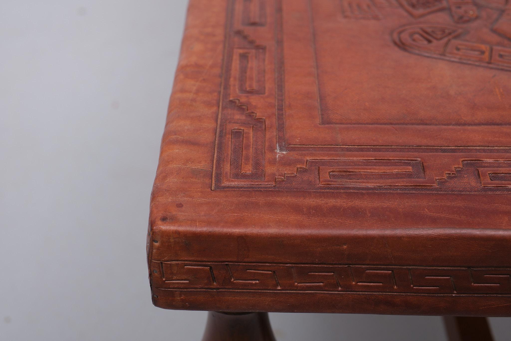 Peru embossed Leather coffee table 1960s Angel Pazmino Voor Muebles De Estilo In Good Condition For Sale In Den Haag, NL