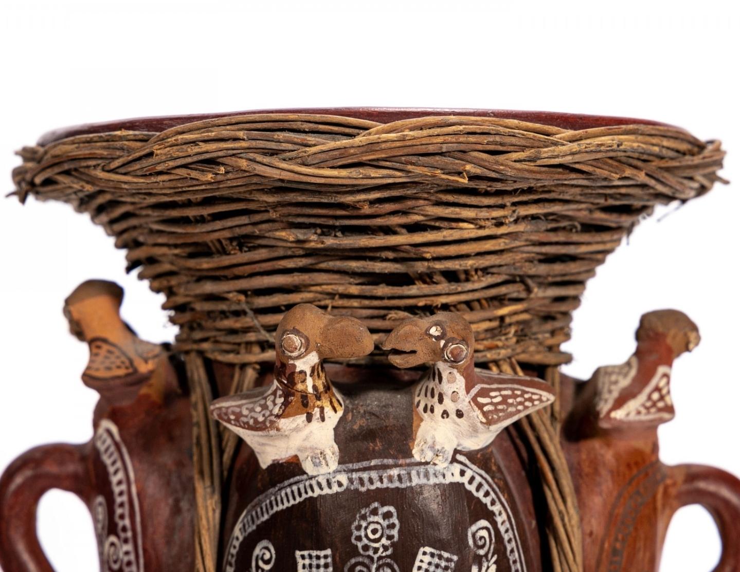 Eine seltene und außergewöhnliche vintage peruanischen Volkskunst Keramik Ernte Vase. 

Handgefertigt in Peru, höchstwahrscheinlich in der Region Ayacucho / Quinua, ist das südamerikanische Primitivum im unverwechselbaren traditionellen Stil