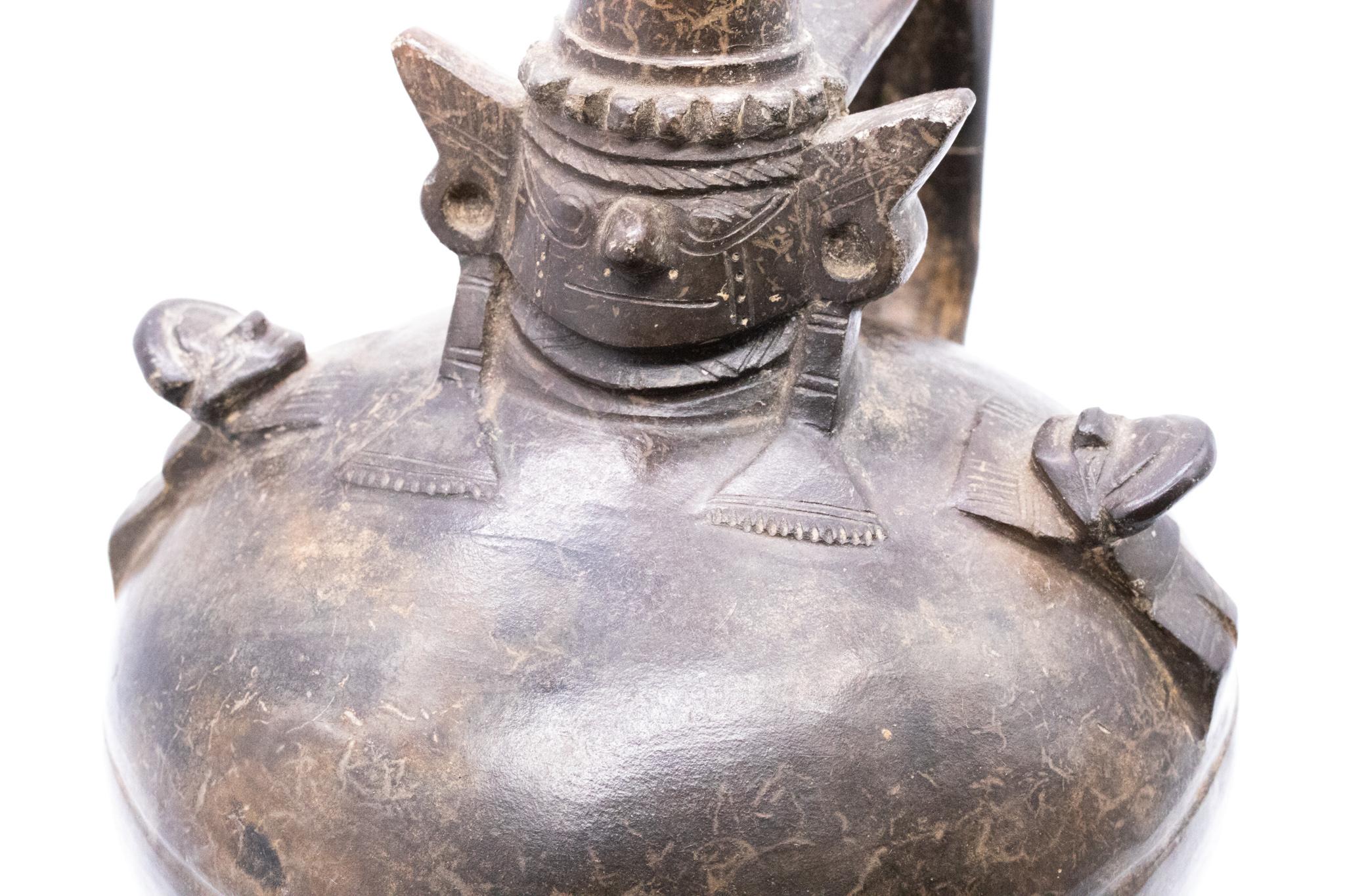 Vase huaco préhispanique Inca Pérou en céramique noire, provenant de Lambayeque.

Très belle pièce, créée sous la culture Inca entre les années 750 / 1375 ADS aux cultures Sican/Lambayeque/Chimu. Ce récipient huaco a été soigneusement modelé en