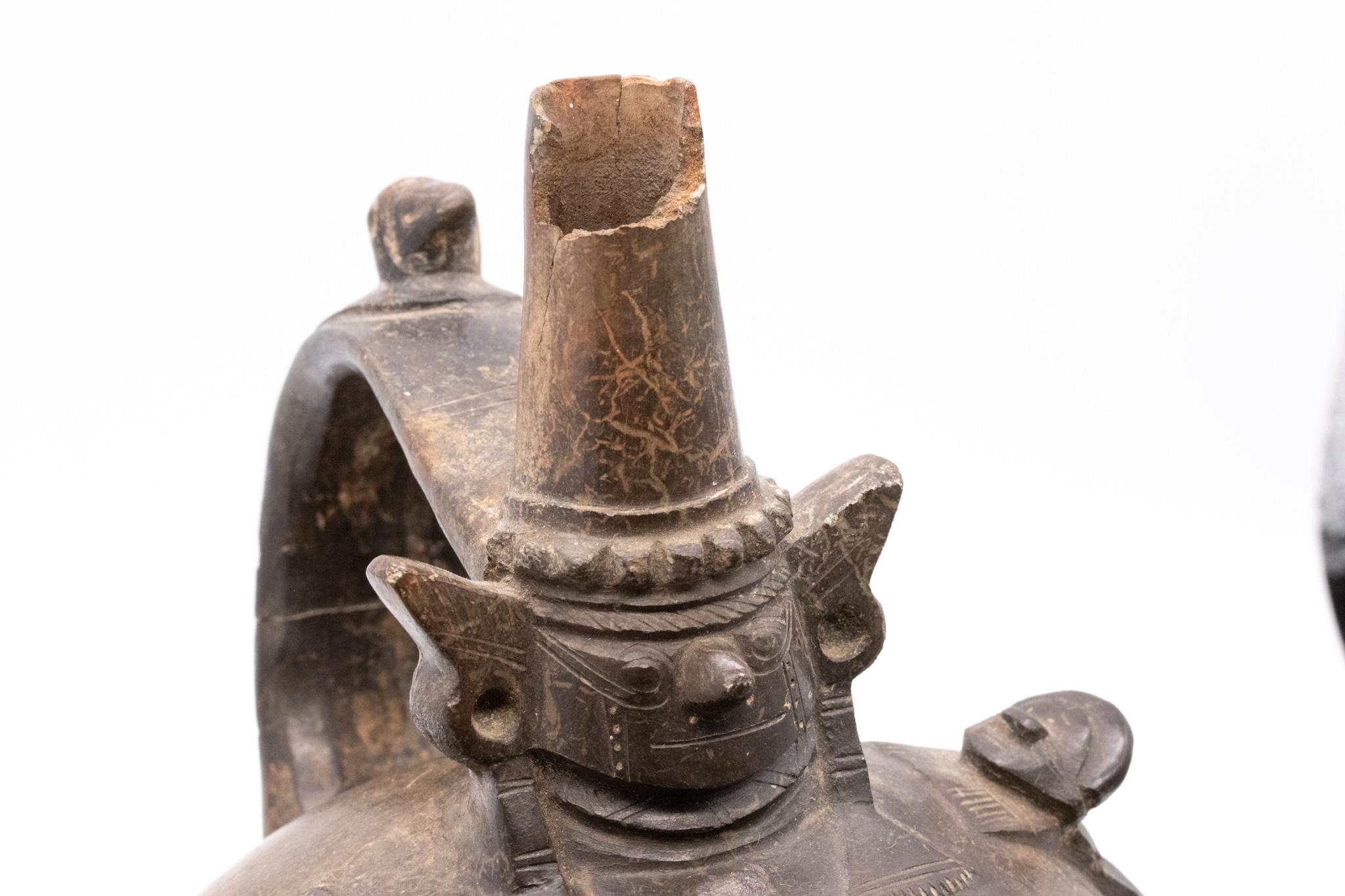 Sculpté à la main Pérou Inca 1200 AD Lambayeque Pre-Columbian Blackware Vase en céramique avec Guerrier en vente