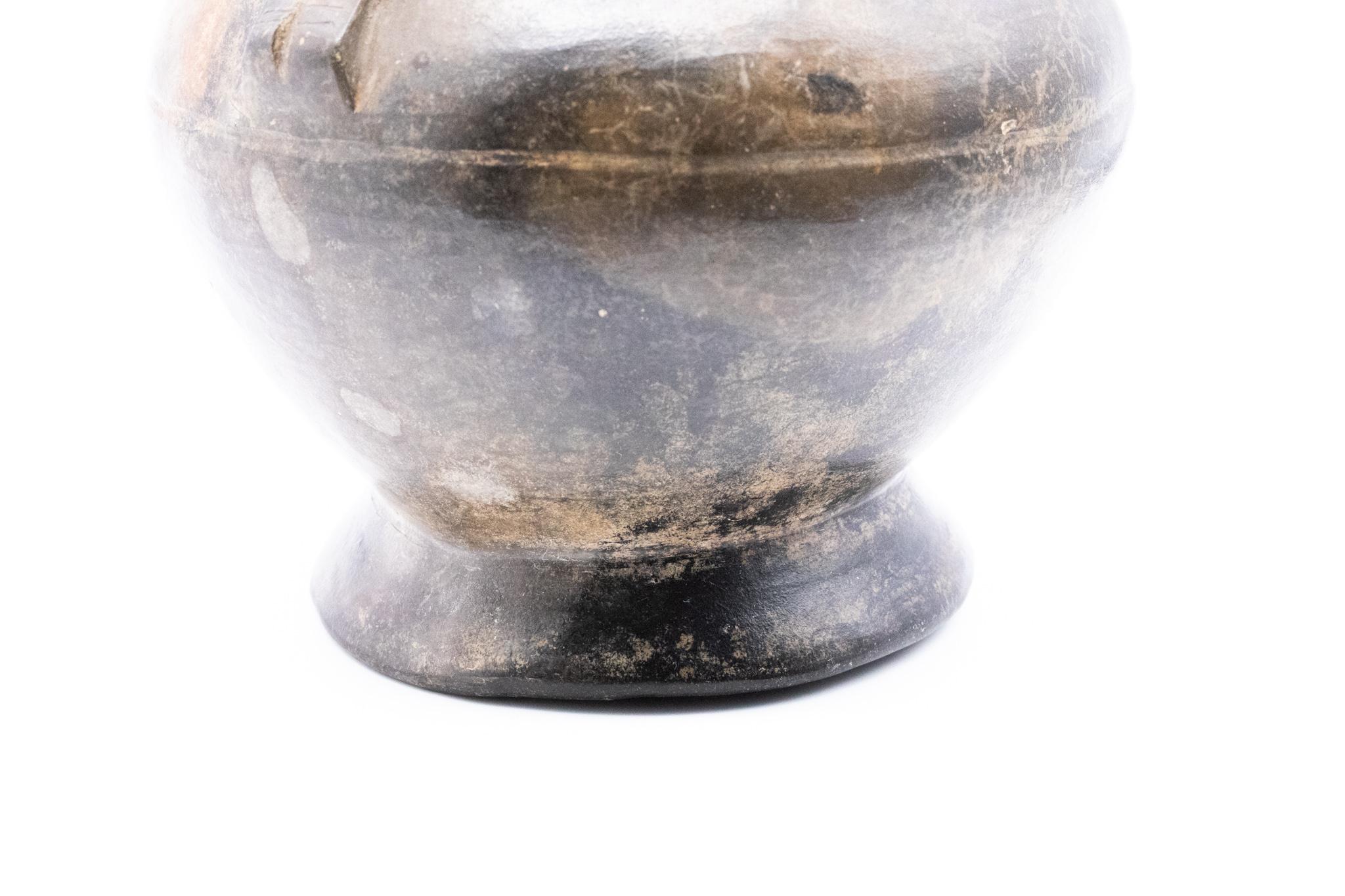 Pérou Inca 1200 AD Lambayeque Pre-Columbian Blackware Vase en céramique avec Guerrier Excellent état - En vente à Miami, FL