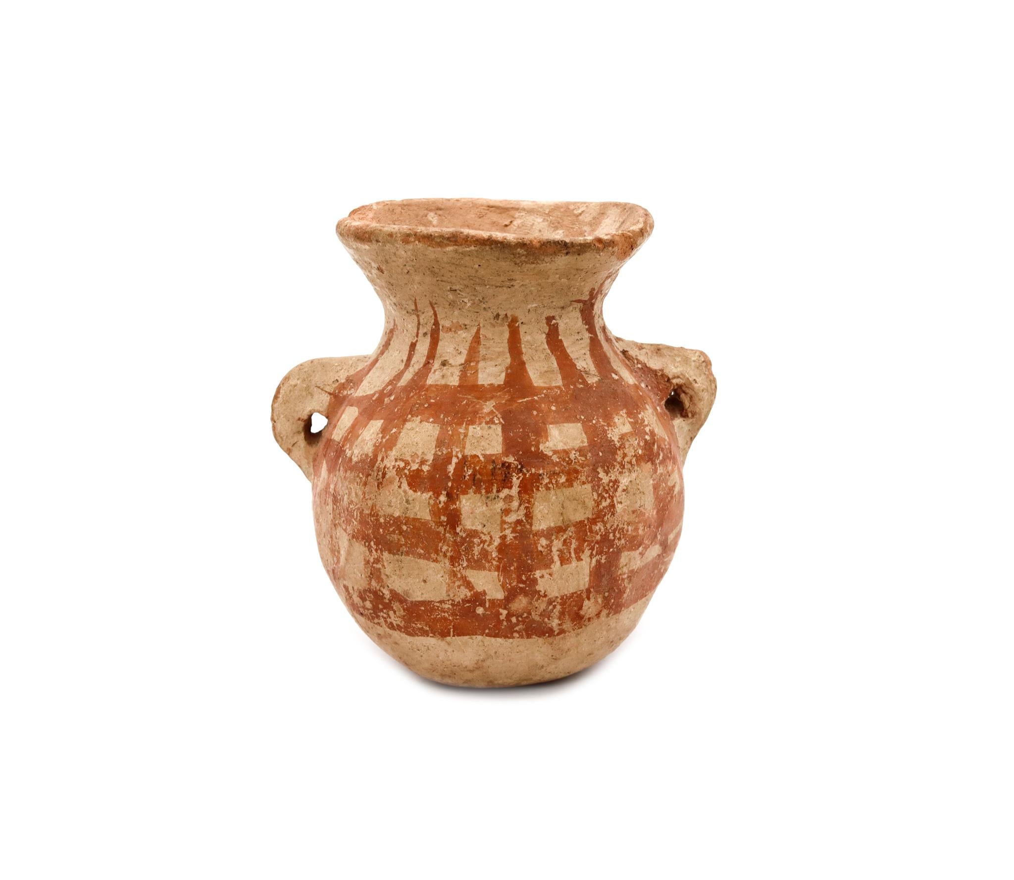 A pre-Inca Chimu culture, pre Columbian vase in earth ware.

This beautiful little vessel vase, was created in the northern Peruvian region by the Chimu culture between the 900 / 1470 AD. Is a nice early vase modeled from earth ware with two