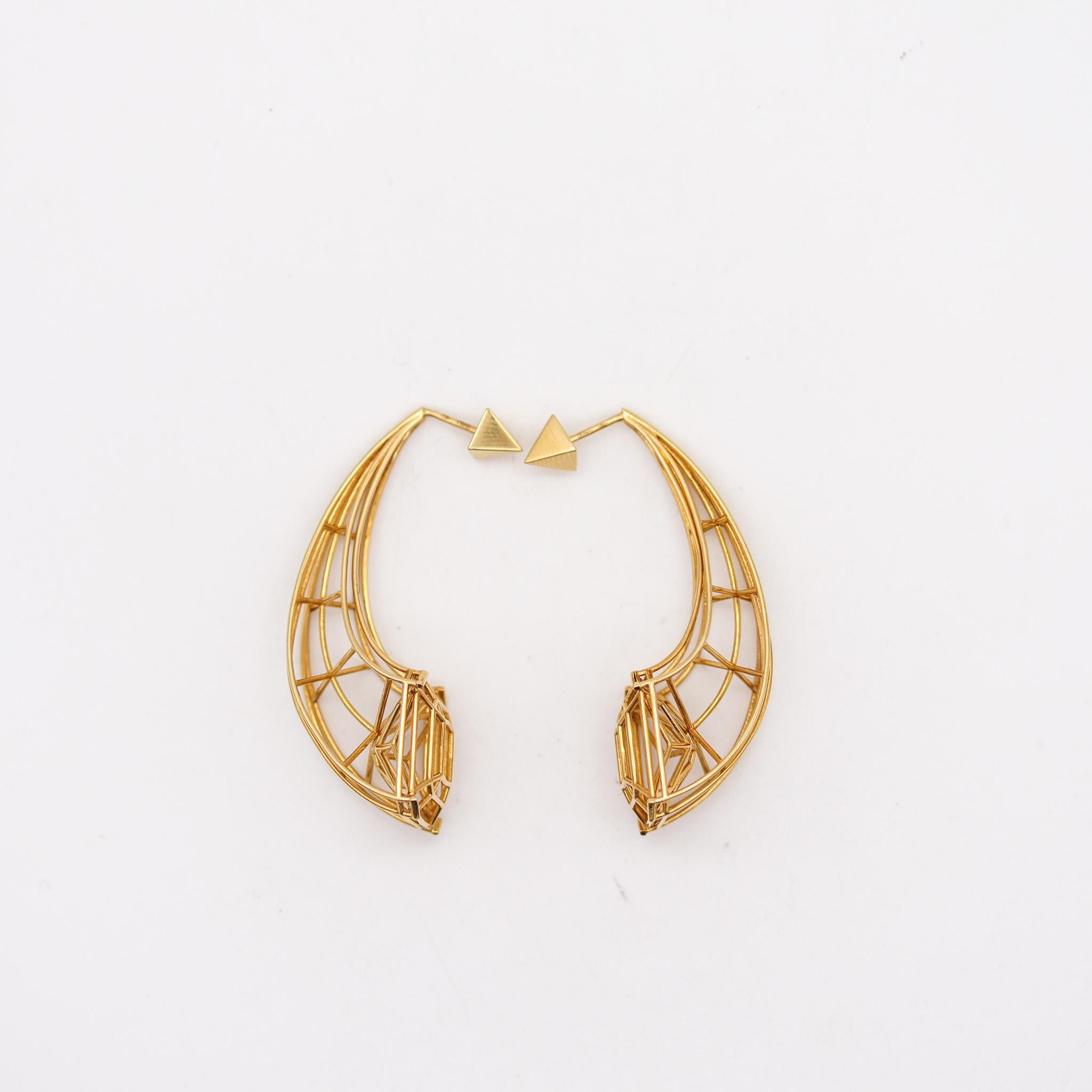 Sculptural pair of earrings designed by Peruffo.

An statement pair of earrings, created in Italy by the jewelry designers of Peruffo in Vicenza. These sculptural pair has been crafted in a three dimensional shape in solid yellow gold of 18 karats