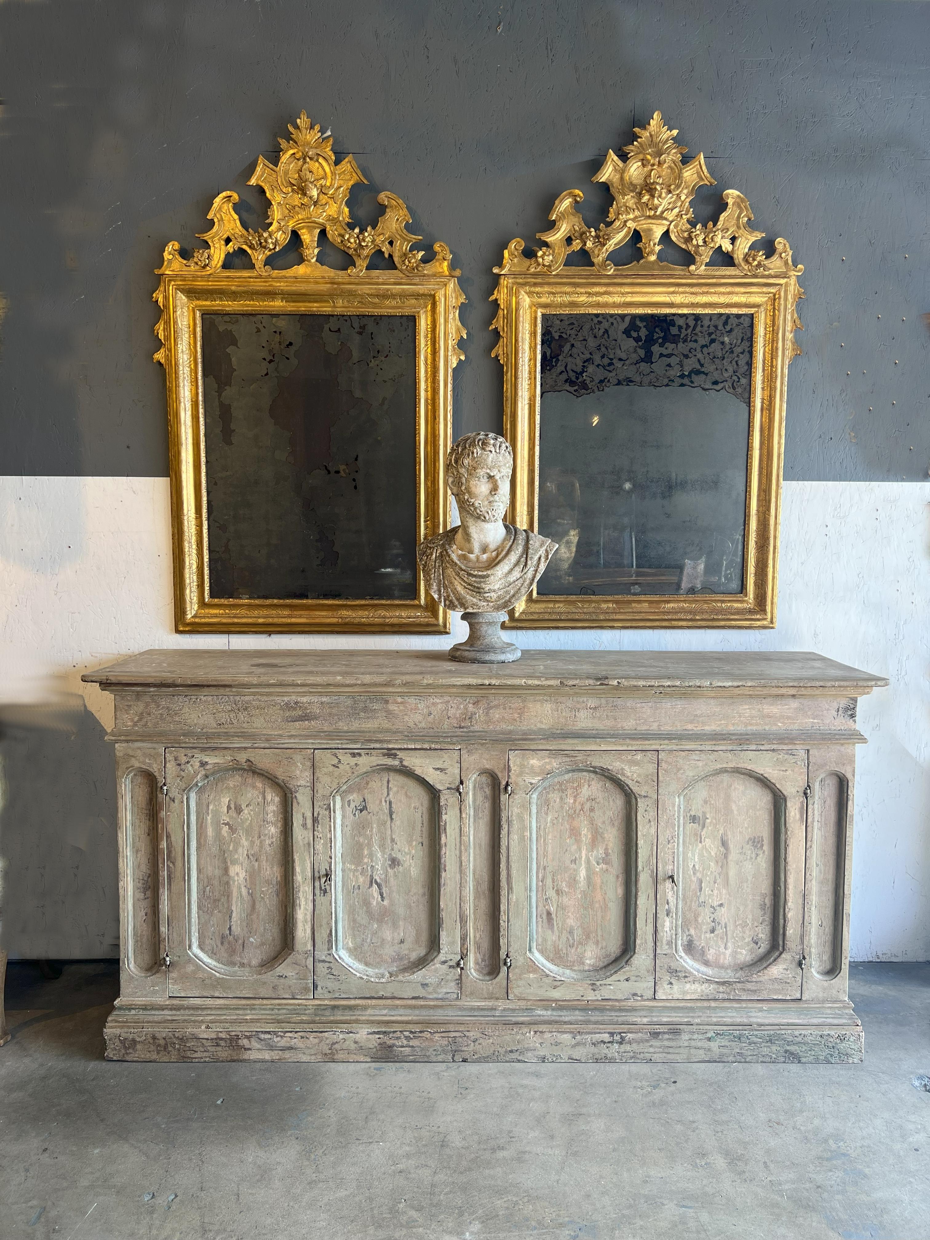 Diese distressed Credenza handgefertigt und handbemalt von einem Künstler in Umbrien, Mittelitalien wurde verkauft, aber wir können es mit dem gleichen schönen weißen gemalt Not in das Stück in der Farbe und Abmessungen Ihrer Wahl zu