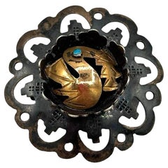 Broche péruvienne en or 18 carats et argent sterling avec incrustation de turquoise