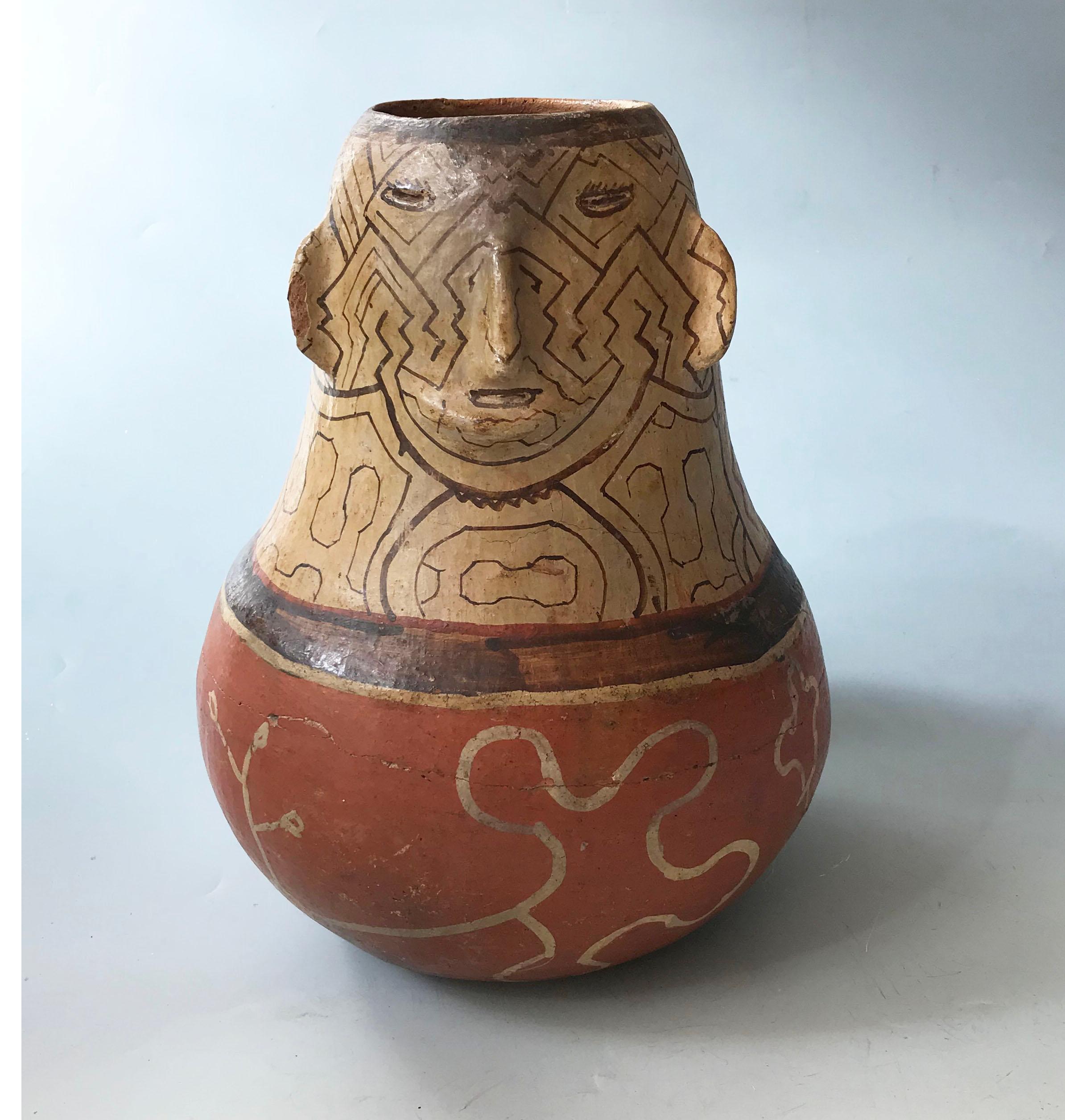 Schönes altes Shipibo-Keramikgefäß aus dem peruanischen Amazonasgebiet
Ein sehr schönes altes Shipibo-Keramikgefäß aus dem peruanischen Amazonasgebiet. Der obere Teil ist mit Gesichtselementen und traditionellen Shipibo-Linearmustern versehen, der