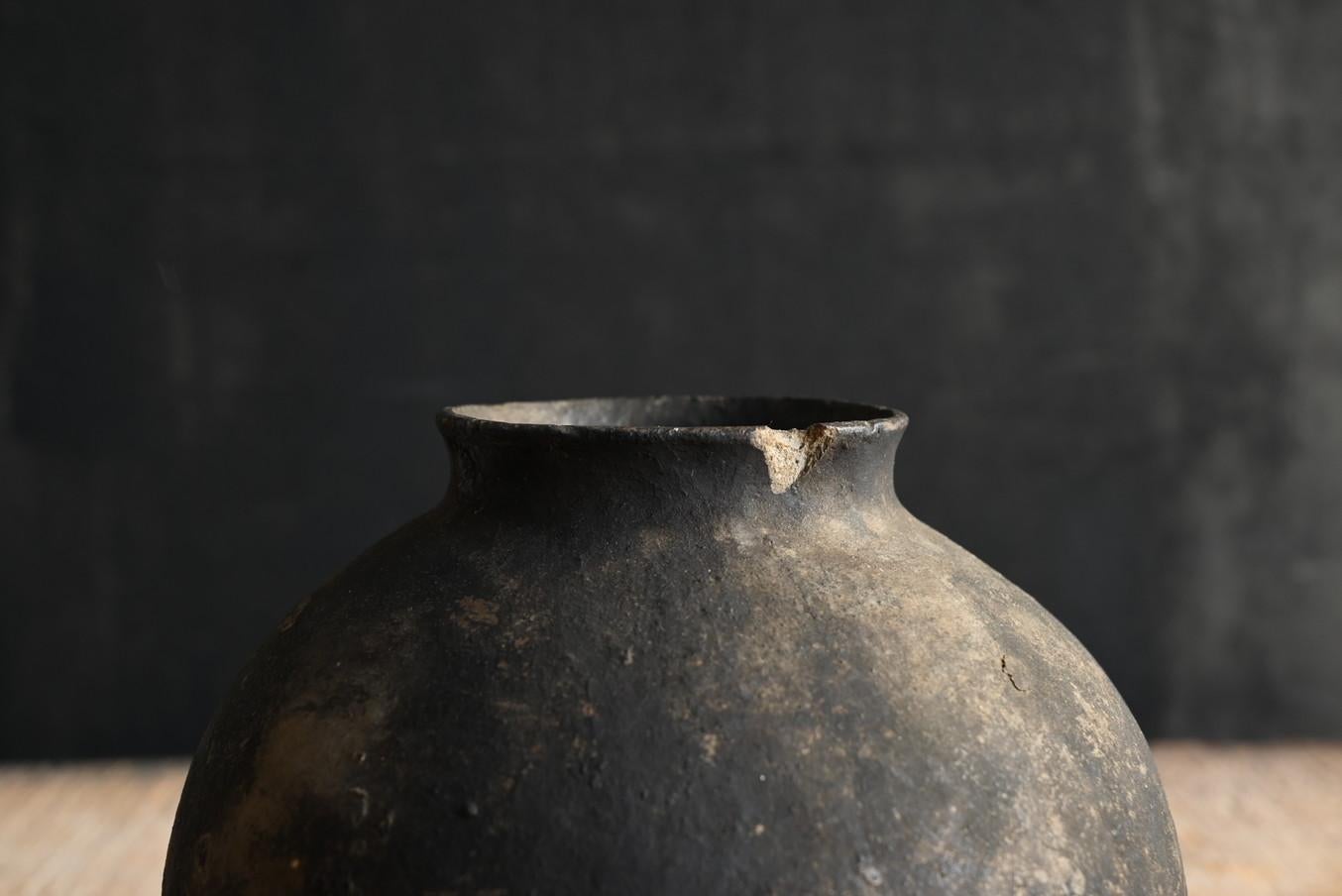Peruvian antique round earthenware/17th-19th century/Wabi-Sabi small vase For Sale 3