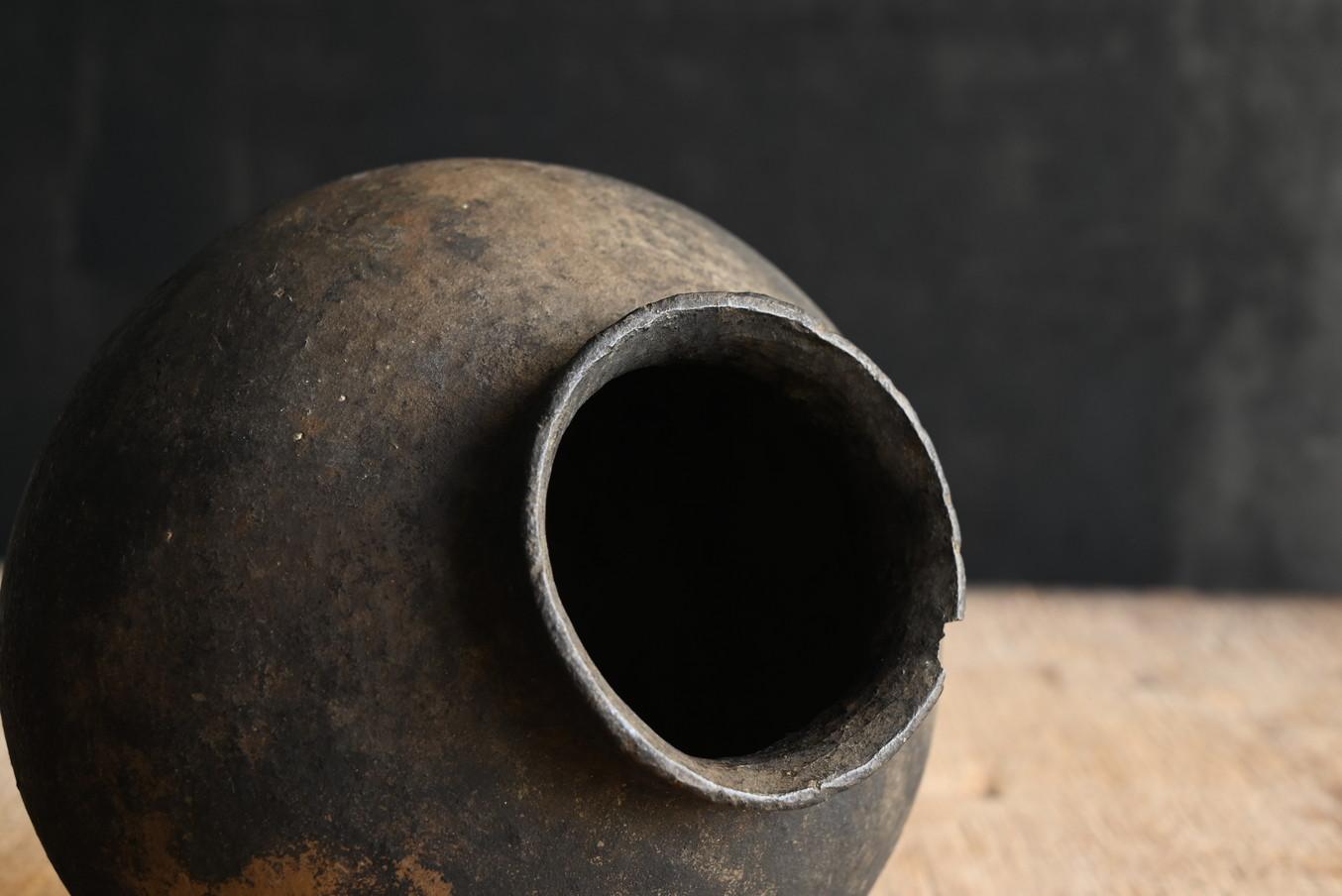 Peruvian antique round earthenware/17th-19th century/Wabi-Sabi small vase For Sale 4