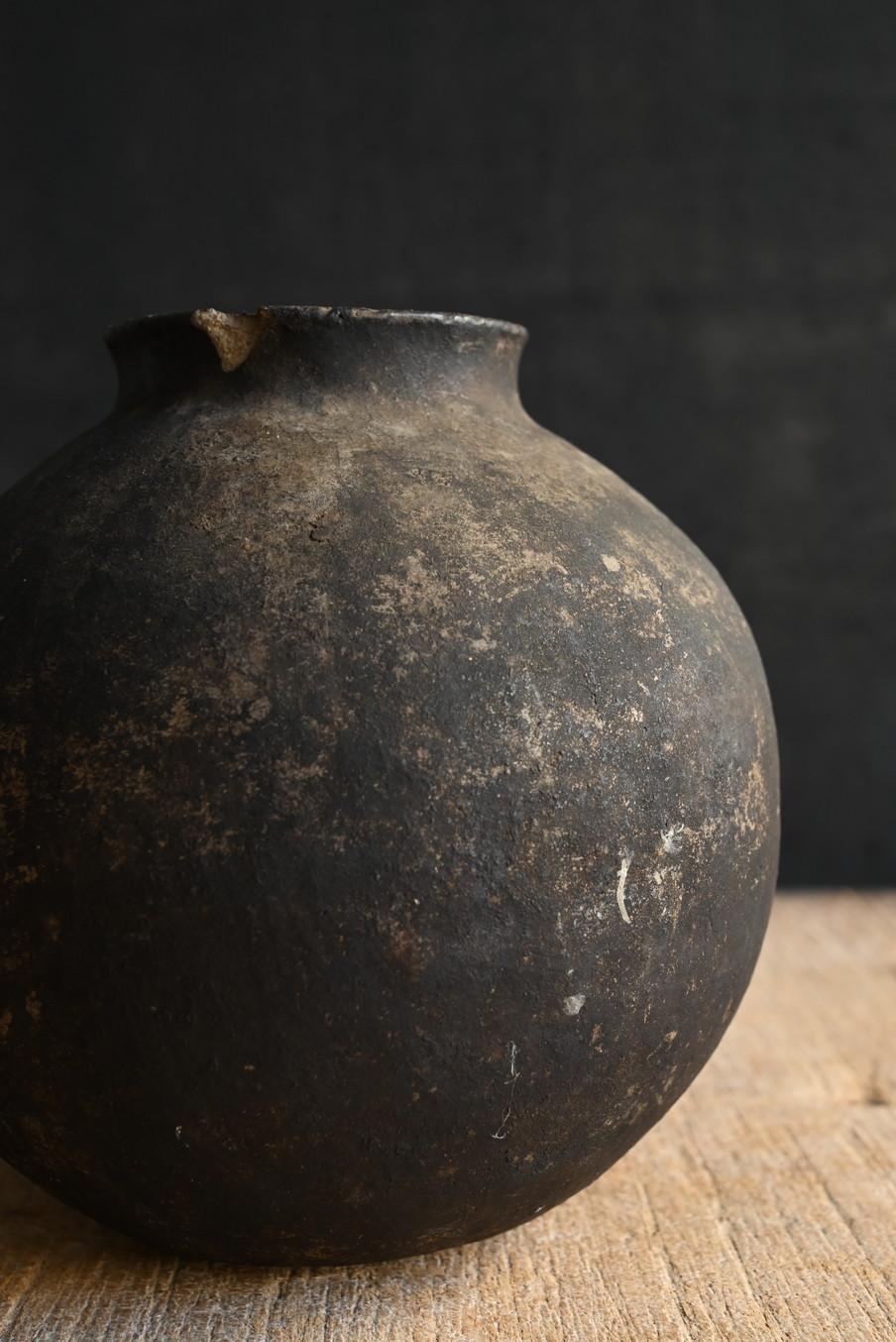 Peruvian antique round earthenware/17th-19th century/Wabi-Sabi small vase For Sale 5