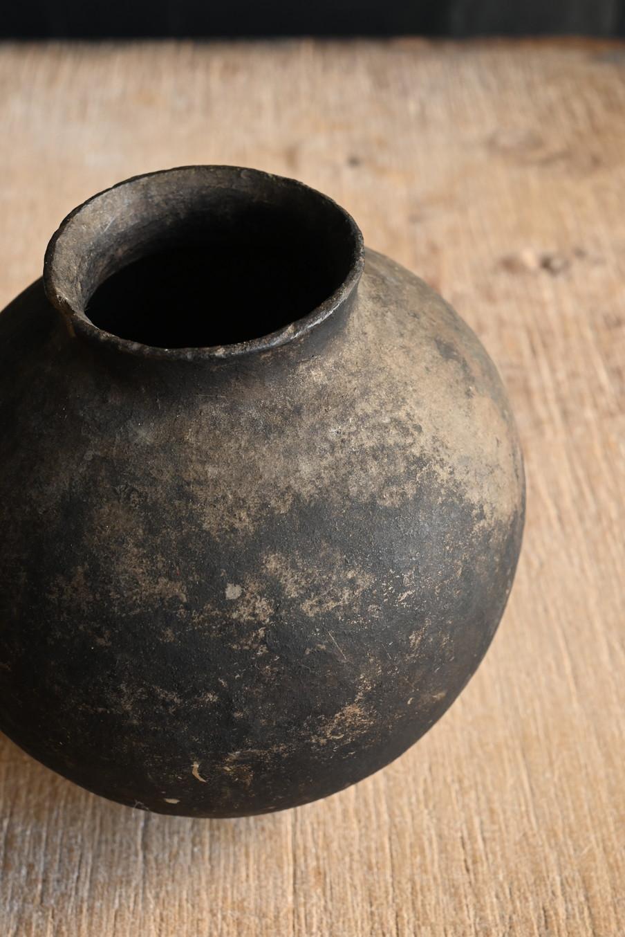 Peruvian antique round earthenware/17th-19th century/Wabi-Sabi small vase For Sale 6