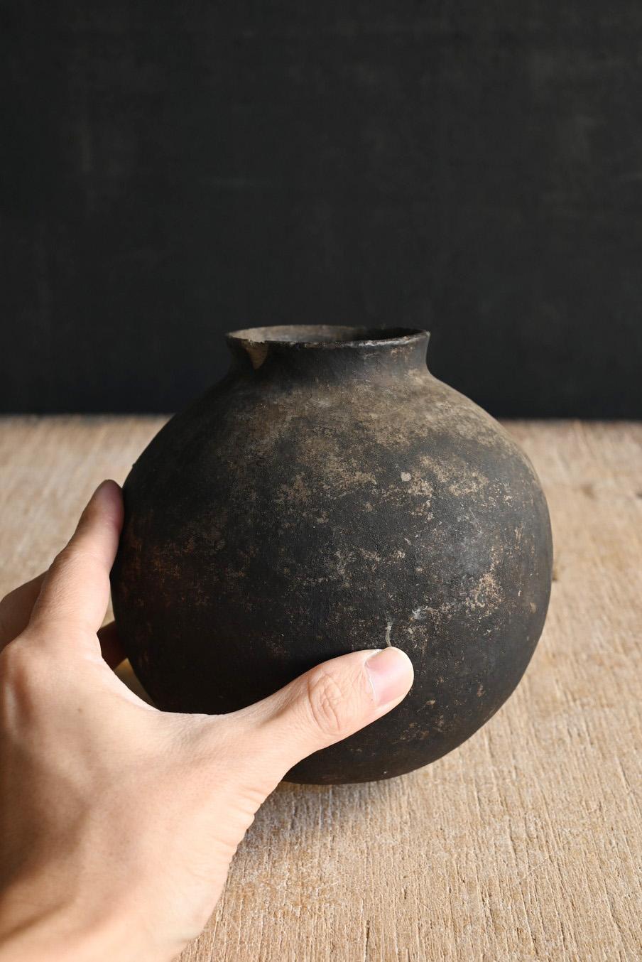 Hand-Crafted Peruvian antique round earthenware/17th-19th century/Wabi-Sabi small vase For Sale