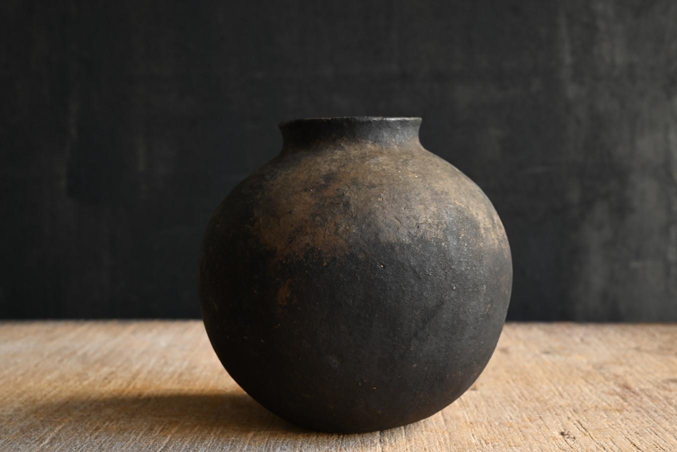 Poteries Petit vase péruvien ancien en faïence ronde/17e-19e siècle/Wabi-Sabi en vente