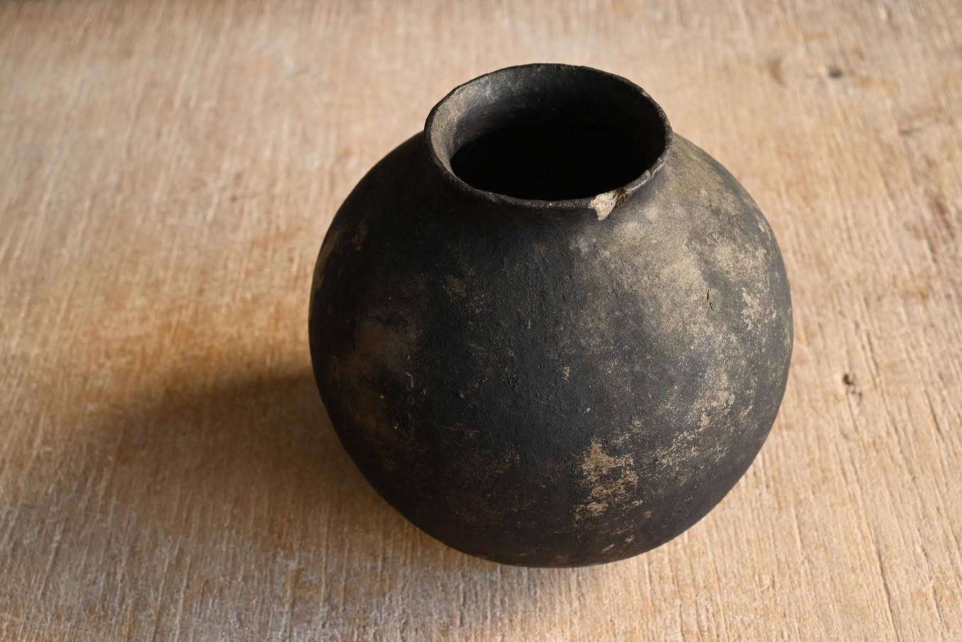 Peruvian antique round earthenware/17th-19th century/Wabi-Sabi small vase For Sale 2