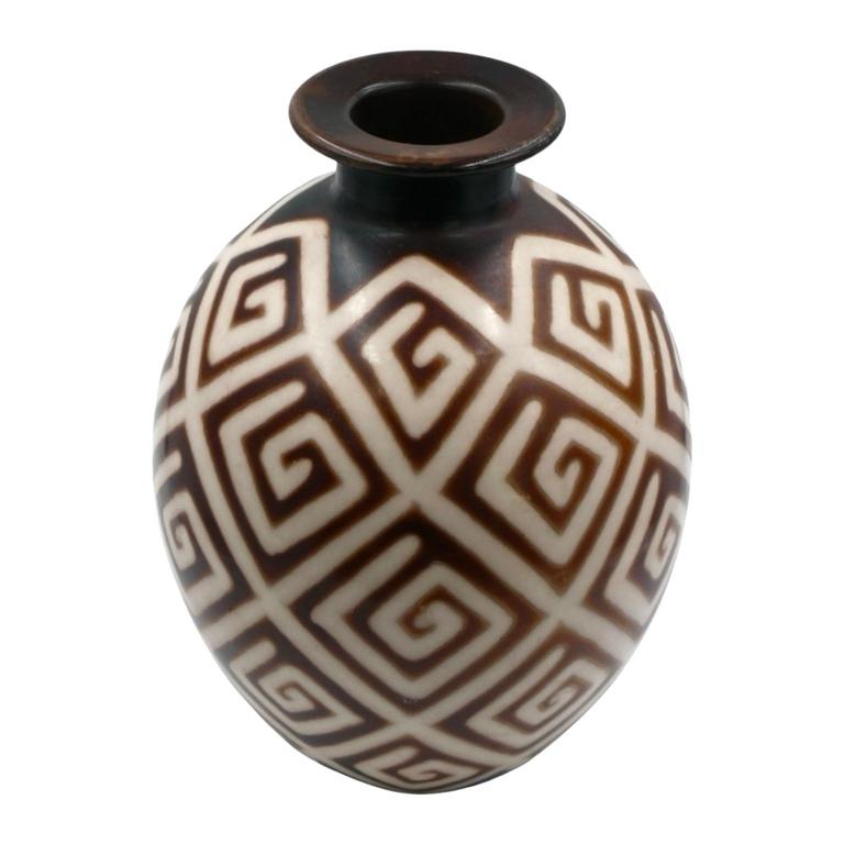 Ceramica Art Deco peruviana
Ceramica dipinta a mano in stile art déco
Ottime condizioni, nessun restauro o scheggiatura
Circa 2000 Origine Perù
Firmato sulla base
Autore Luis Salas
Colori marrone e crema