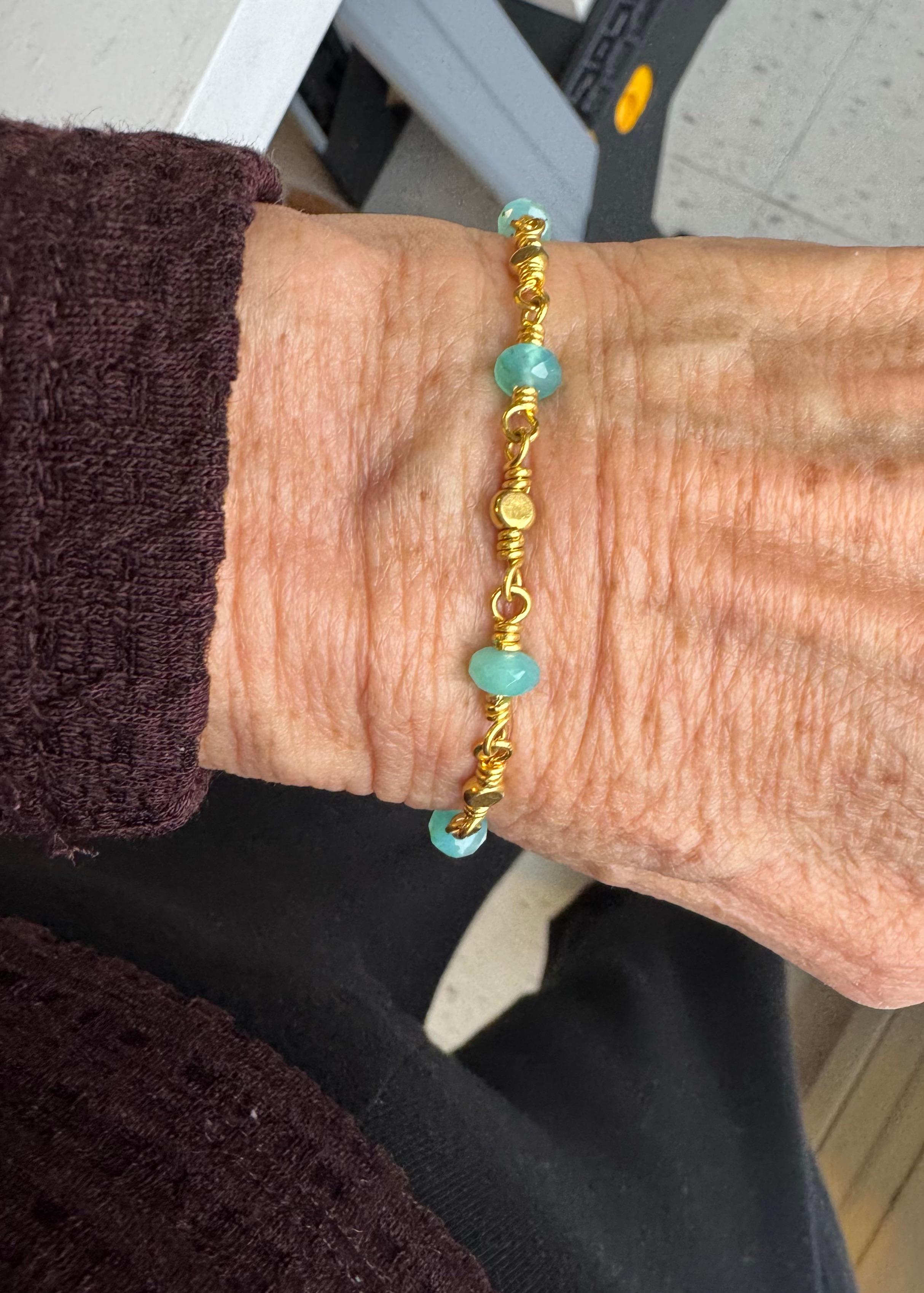 Bracelet en perles d'opale péruvienne en or 22 carats avec des entretoises en or 22 carats et un fermoir à bascule.
Ce type spécifique d'opale est la pierre nationale du Pérou. Cette opale assez rare a été nommée d'après le pays, car la seule source