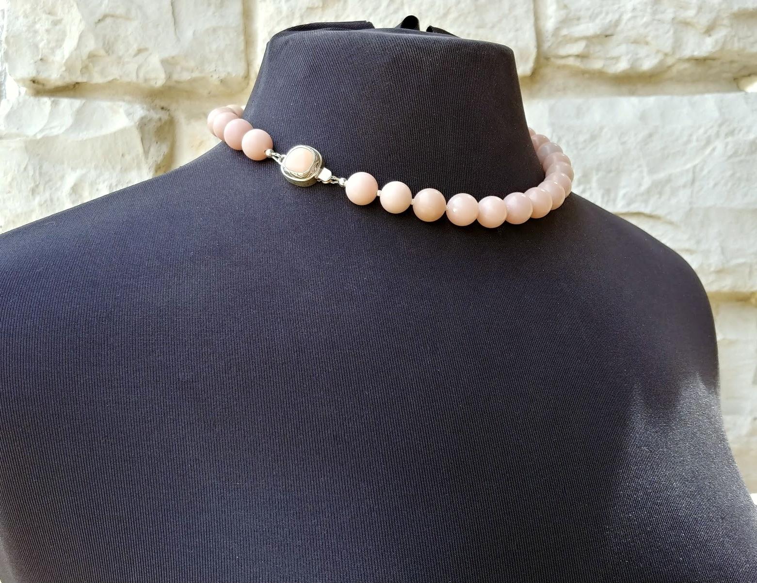 Very soft, incredibly delicate Pink Opal necklace in Art Deco style.
This necklace has a delightfully soft tone, and peach-pink opal has loving energy. In addition, this necklace alternates beads with 2 mm natural, high-quality freshwater pearls for