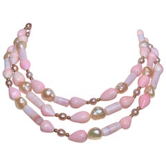 Long collier d'opales roses péruviennes de 135 cm avec détails en or 14 carats