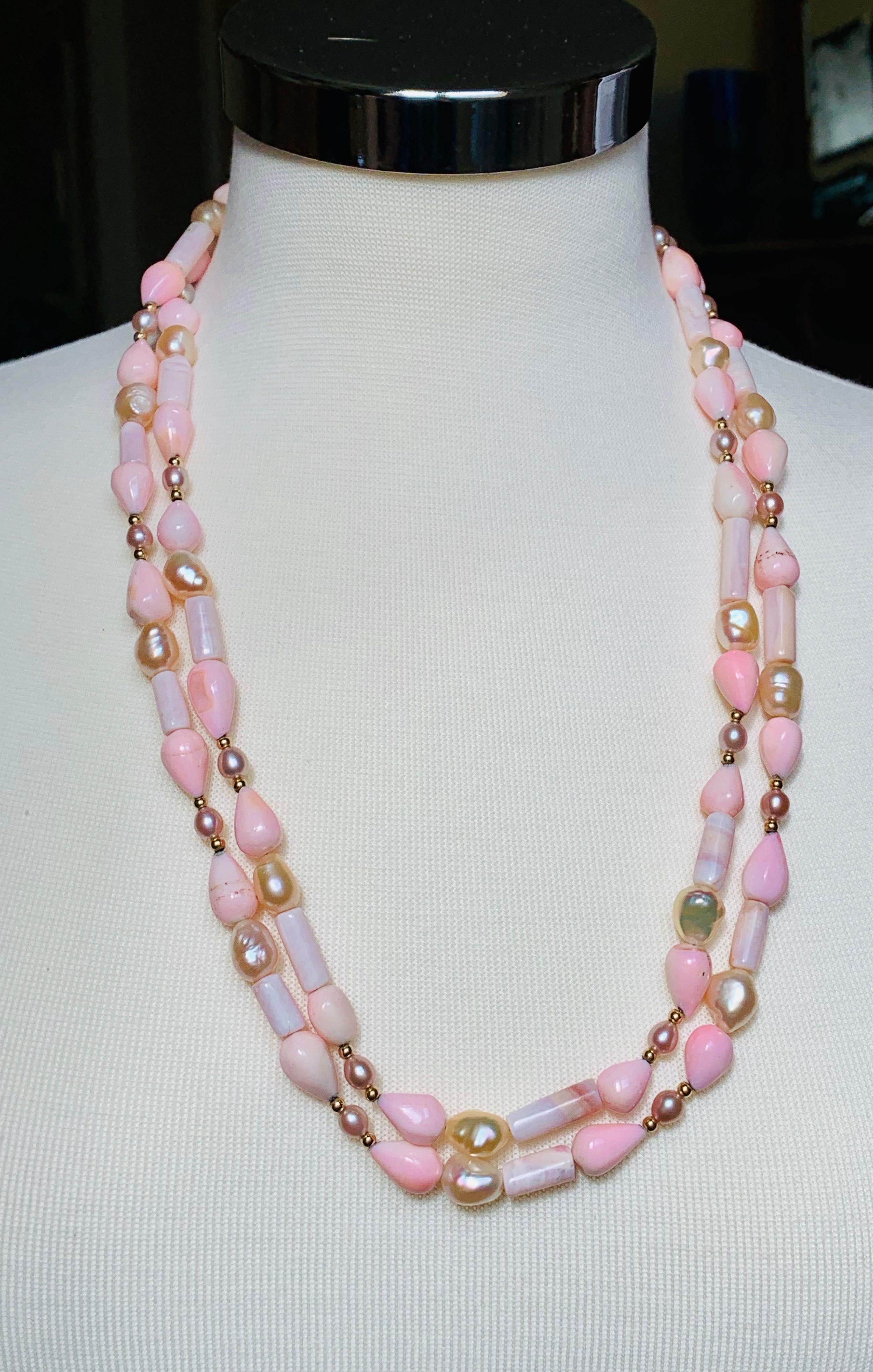Artisan Long collier d'opales roses péruviennes de 135 cm avec détails en or 14 carats en vente